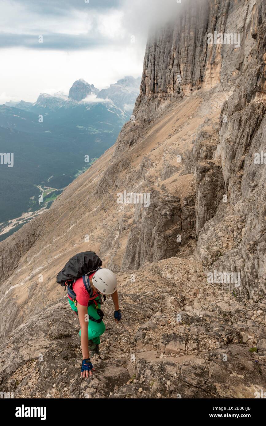 Jeune femme, randonneur grimpant une via ferrata dans les montagnes, Via ferrata Francesco Berti, Sorapiss circuit, Dolomites, Belluno, Italie Banque D'Images