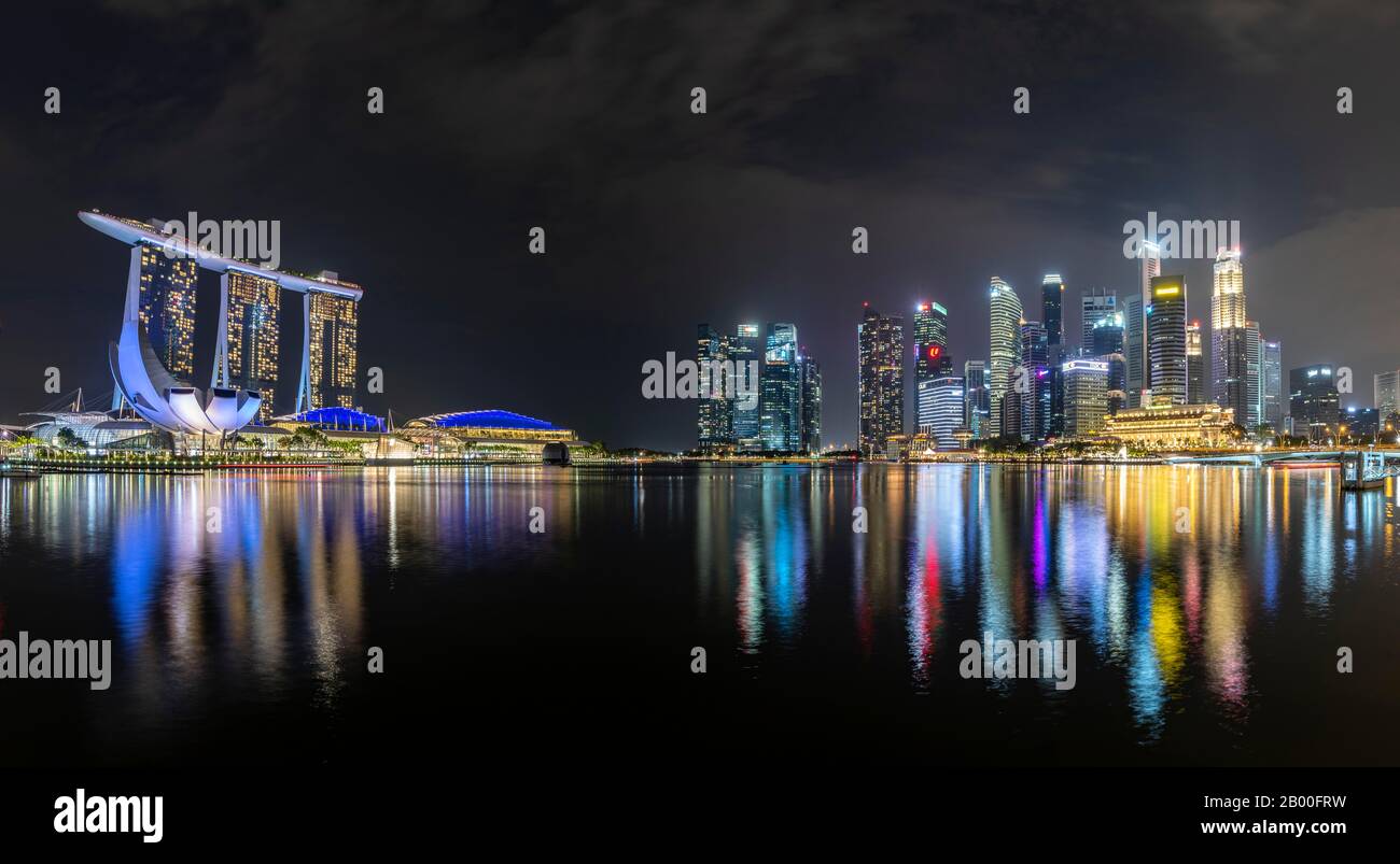 Marina Bay Sands Hotel, ArtScience Museum et les gratte-ciel la nuit, quartier financier, quartier bancaire, Marina Bay, Downtown Core, Singapour Banque D'Images