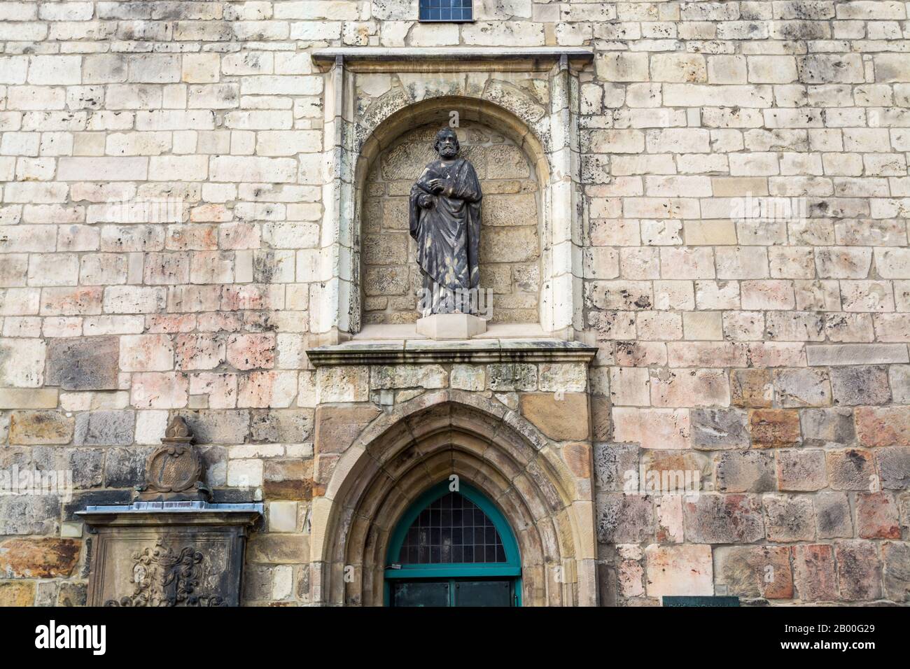 Statue sur le mur de l'église Die kreuzkirche, un bâtiment de style gothique à Hanovre, en Allemagne. Banque D'Images