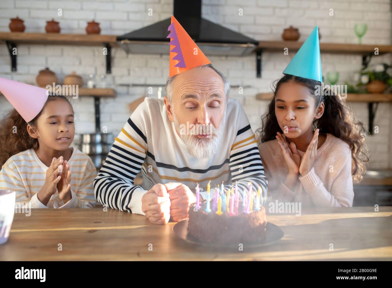 Homme Barbu Dans Un Chapeau D Anniversaire Soufflant Les Bougies Sur Le Gateau Photo Stock Alamy Homme Barbu Dans Un Chapeau D Anniversaire Soufflant Les Bougies Sur Le Gateau Photo Stock Alamy
