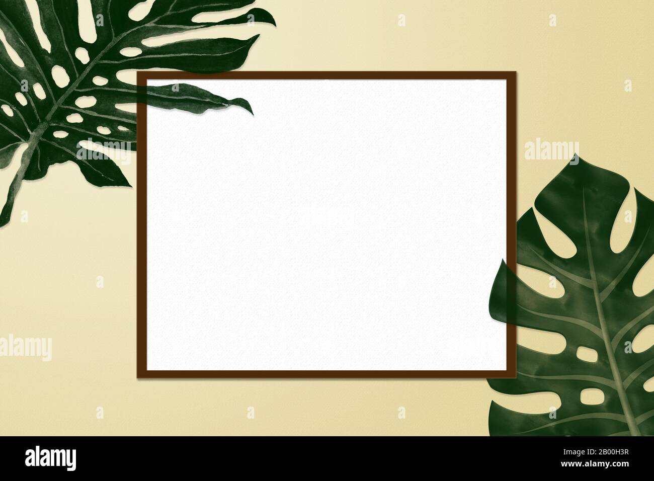 cadre naturel créatif simple composé de palmiers tropicaux d'été et de feuilles de fougères sur fond pastel jaune, vue sur le dessus Banque D'Images