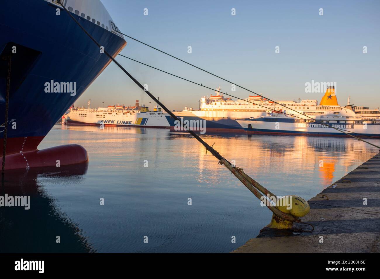 18 février 2020, Grèce, Piräus: Pendant une grève de 24 heures, les ferries sont amarrés dans le port du Pirée. De vastes grèves ont conduit aujourd’hui à des perturbations importantes en Grèce. En particulier, le transport maritime côtier et le transport local se sont complètement effondrés. Photo: Socrates Baltagiannis/Dpa Banque D'Images