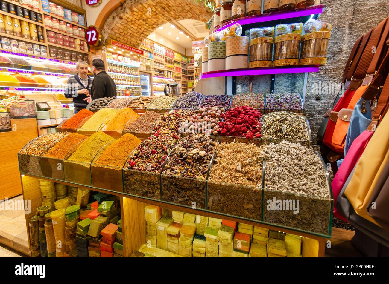 Istanbul, TURQUIE-25 janvier 2020: Bazar égyptien ou bazar aux épices turc: Mir CARISI à Eminonu, Istanbul, Turquie. Un des baz couverts les plus anciens Banque D'Images