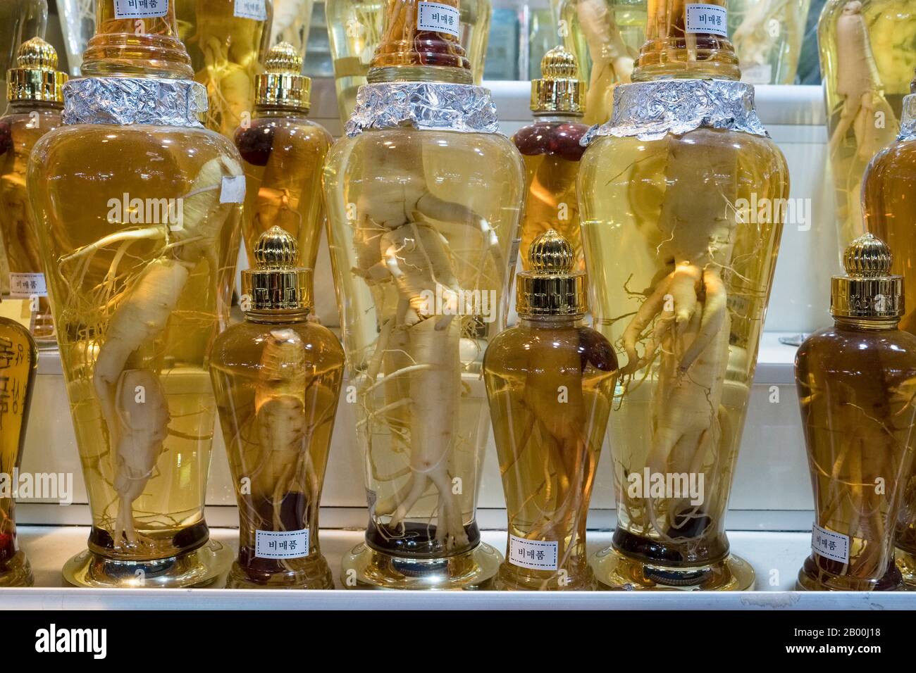 Corée du Sud, Séoul : bouteilles de ginseng au marché Namdaemun Banque D'Images