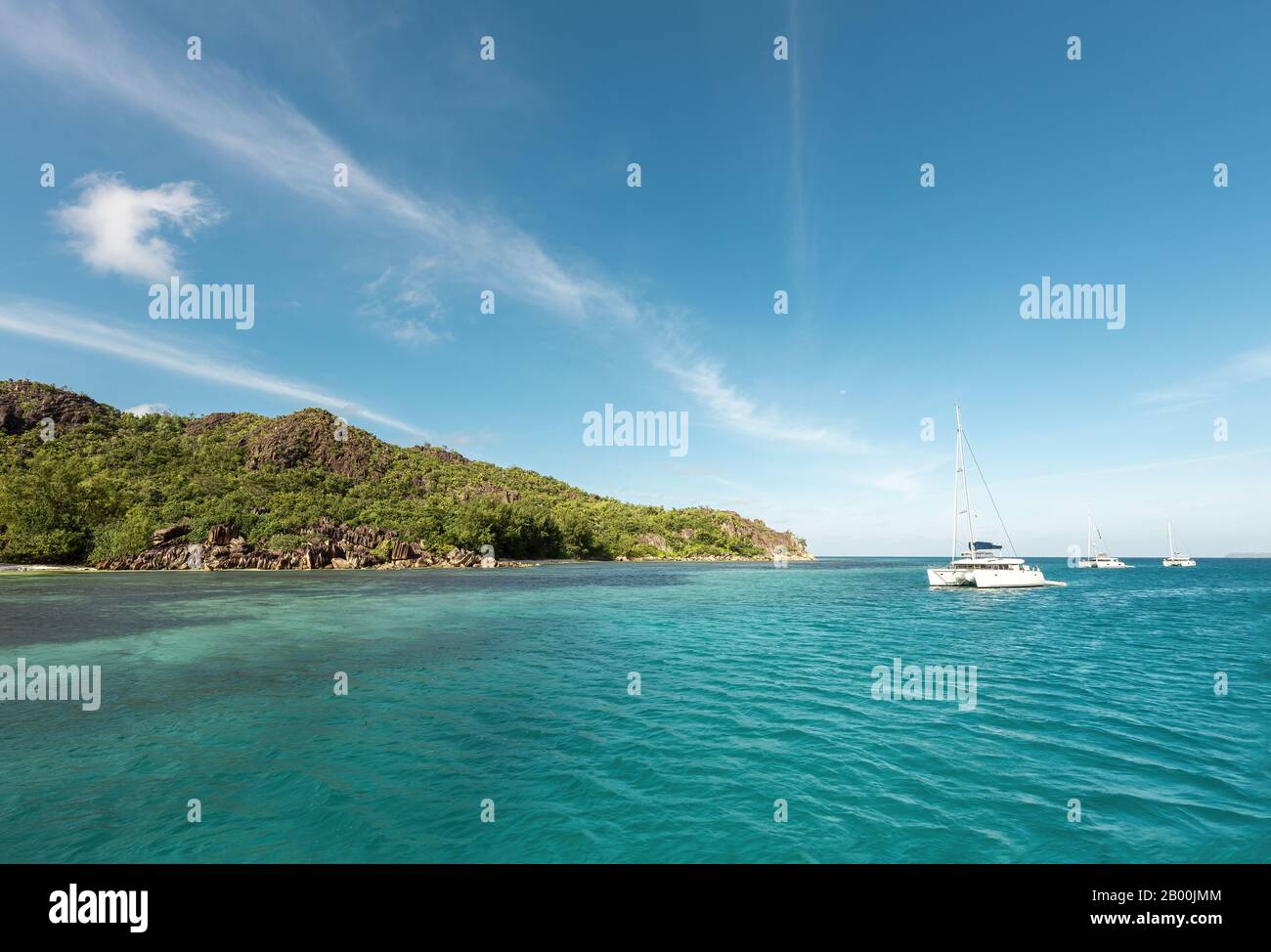 Catamarans dans une baie près de l'île de Curieuse aux Seychelles jusqu'à la côte nord de l'île de Praslin Banque D'Images