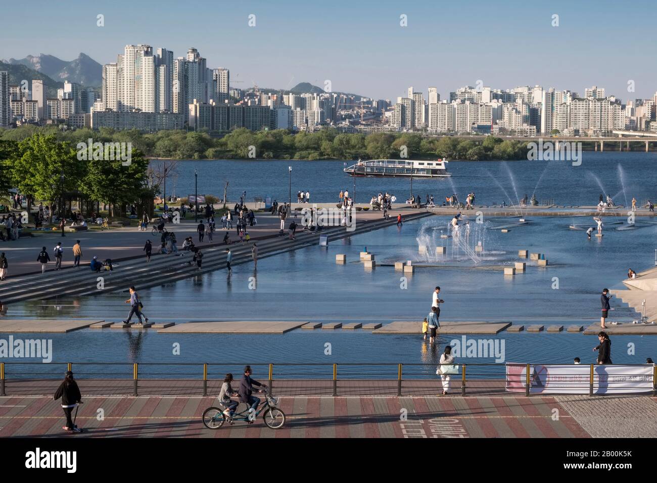 Corée du Sud, Séoul : Étang sur les rives de la rivière Han Banque D'Images