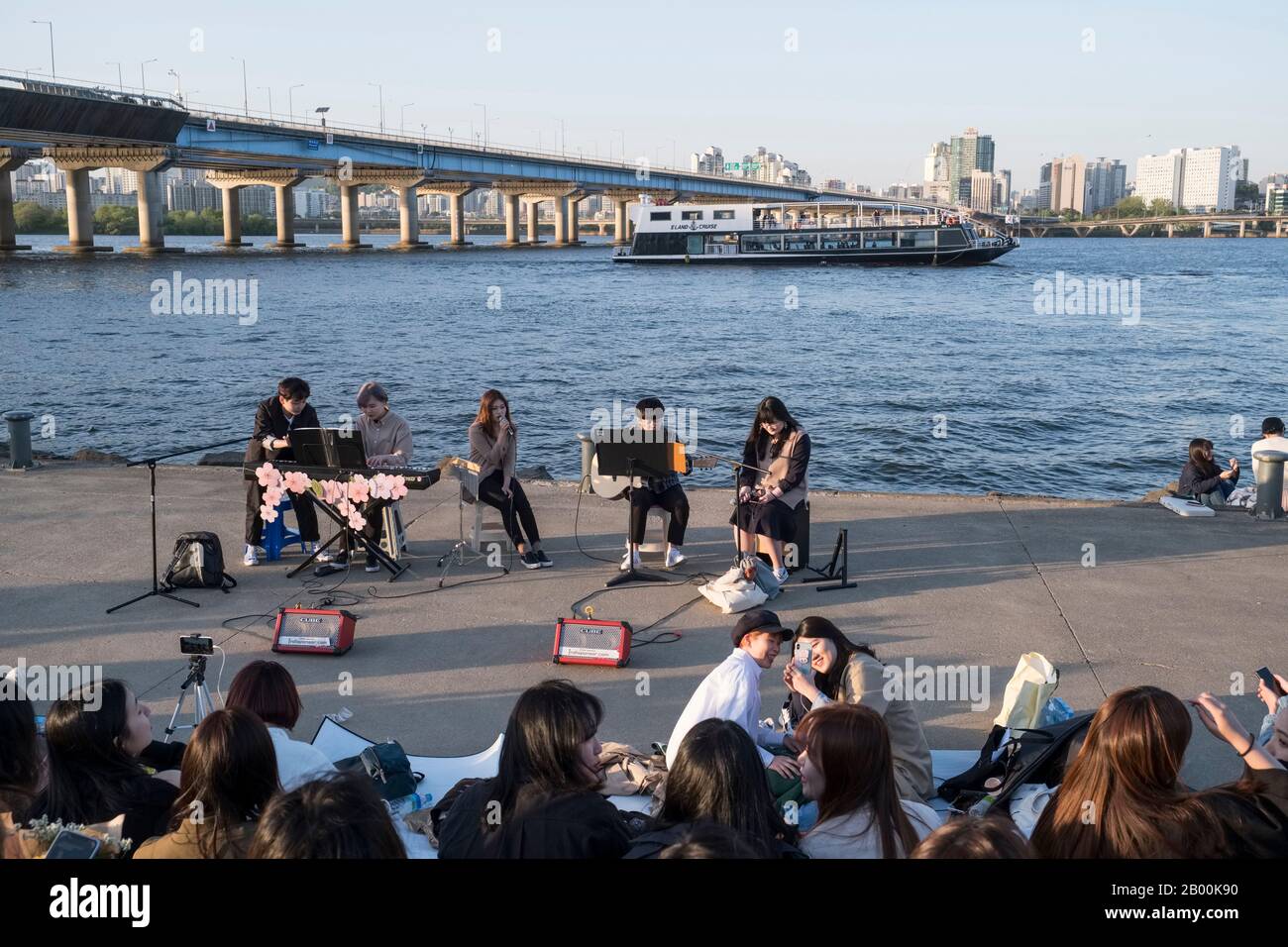 Corée du Sud, Séoul : musiciens sur les rives de la rivière Han près du pont Mapo Banque D'Images