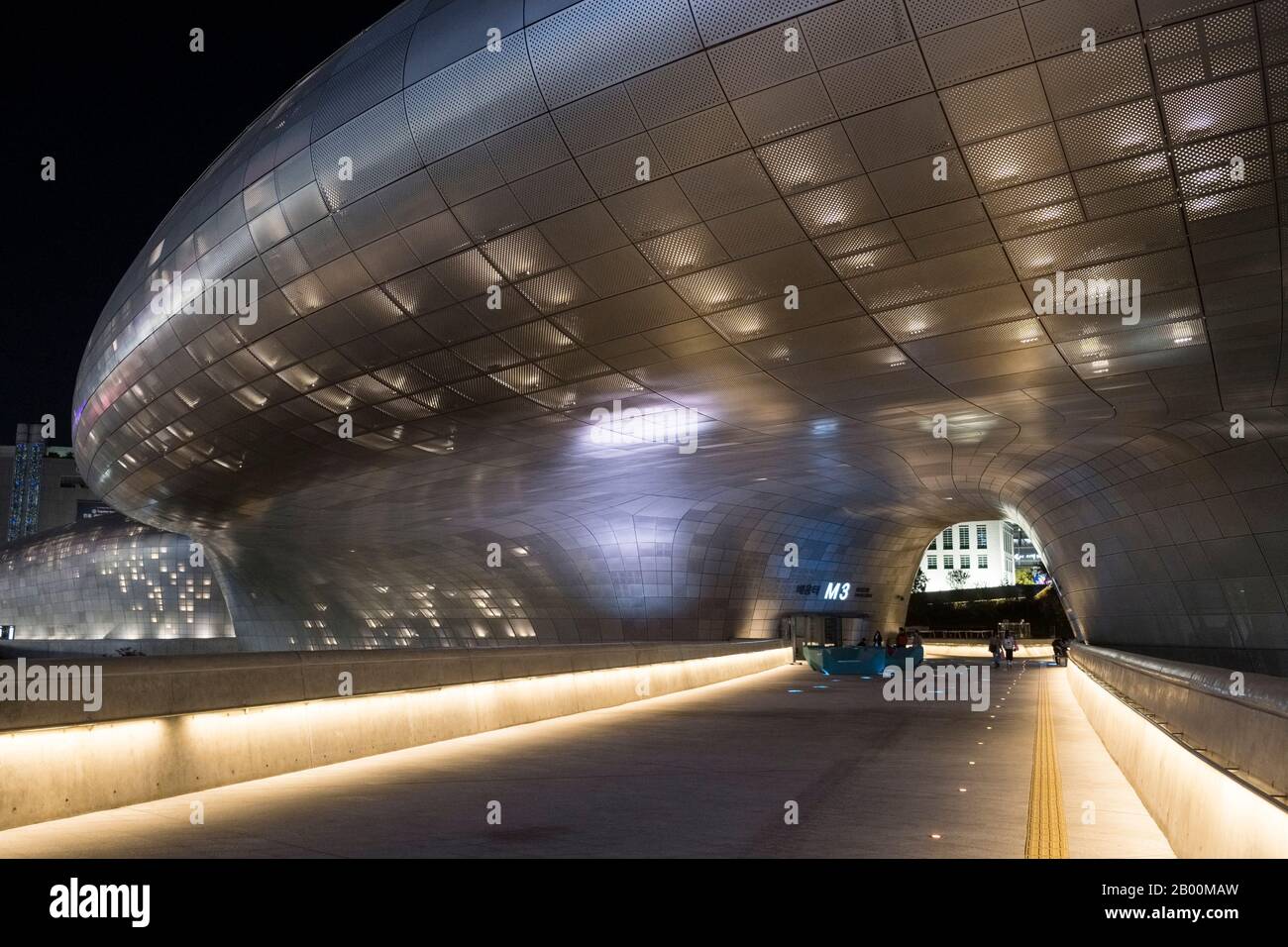 Corée du Sud, Séoul : la Dongdaemun Design Plaza (DDP), conçue par l'architecte Zaha Hadi Banque D'Images