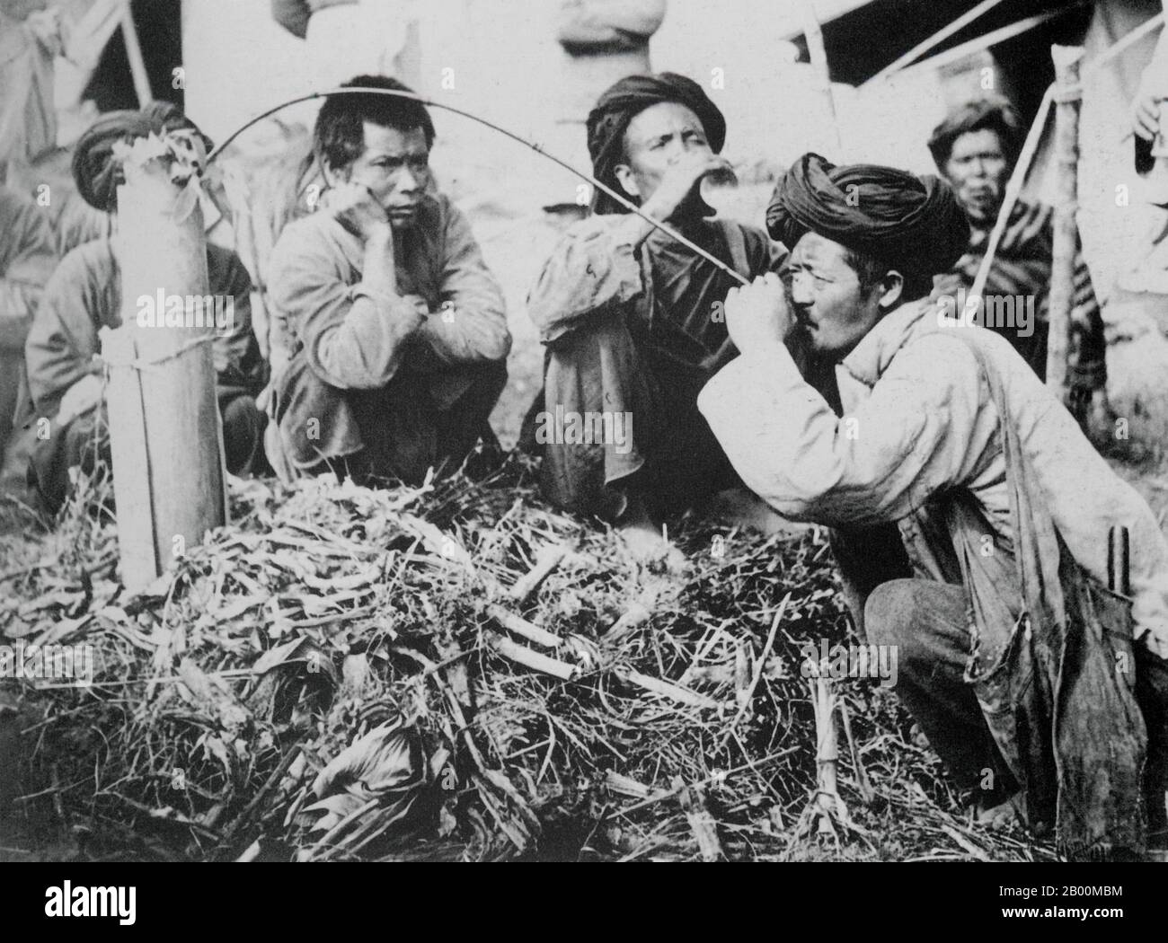 Chine : des caravansérail du Yunnanese buvant du vin de riz dans un village du Yunnan, 1937. Dans le sud-ouest de la Chine, les muleteurs du Yunnanese sont depuis longtemps les maîtres du transport et du commerce, avec des routes commerciales qui s'étendent jusqu'au Tibet et dans toute la région du Triangle d'Or. Beaucoup étaient musulmans, peut-être la majorité, bien que nous sachions d'écrits contemporains que même ces musulmans hui ou Chin Haw ont parfois bu de l'alcool. Haw est un nom donné aux Chinois du Yunnanese, à la fois Han et hui, par les Tai locaux. Banque D'Images Chine : des caravansérail du Yunnanese buvant du vin de riz dans un village du Yunnan, 1937. Dans le sud-ouest de la Chine, les muleteurs du Yunnanese sont depuis longtemps les maîtres du transport et du commerce, avec des routes commerciales qui s'étendent jusqu'au Tibet et dans toute la région du Triangle d'Or. Beaucoup étaient musulmans, peut-être la majorité, bien que nous sachions d'écrits contemporains que même ces musulmans hui ou Chin Haw ont parfois bu de l'alcool. Haw est un nom donné aux Chinois du Yunnanese, à la fois Han et hui, par les Tai locaux. Banque D'Images