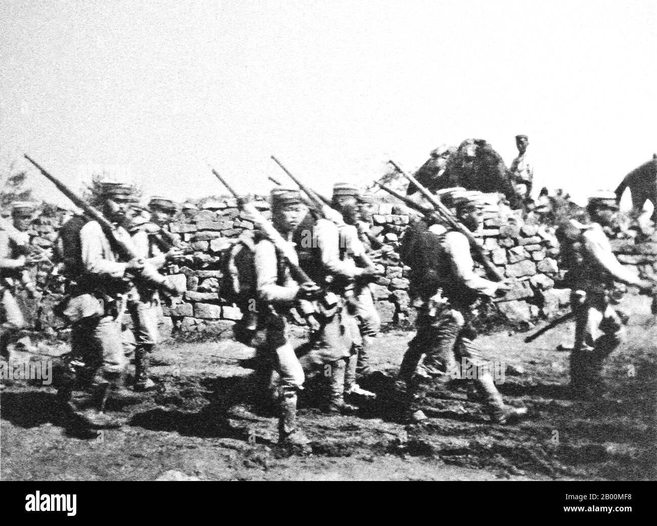 Corée : soldats japonais près de Chemulpo (Inchon) Corée, août-septembre 1904. La guerre russo-japonaise (8 février 1904 – 5 septembre 1905) fut la première grande guerre du XXe siècle qui s'est développée à partir des ambitions impériales rivales de l'Empire russe et de l'Empire japonais sur la Mandchourie et la Corée. Les campagnes qui en ont résulté, dans lesquelles l'armée japonaise a remporté la victoire sur les forces russes qui les ont harhi, étaient inattendues. Banque D'Images