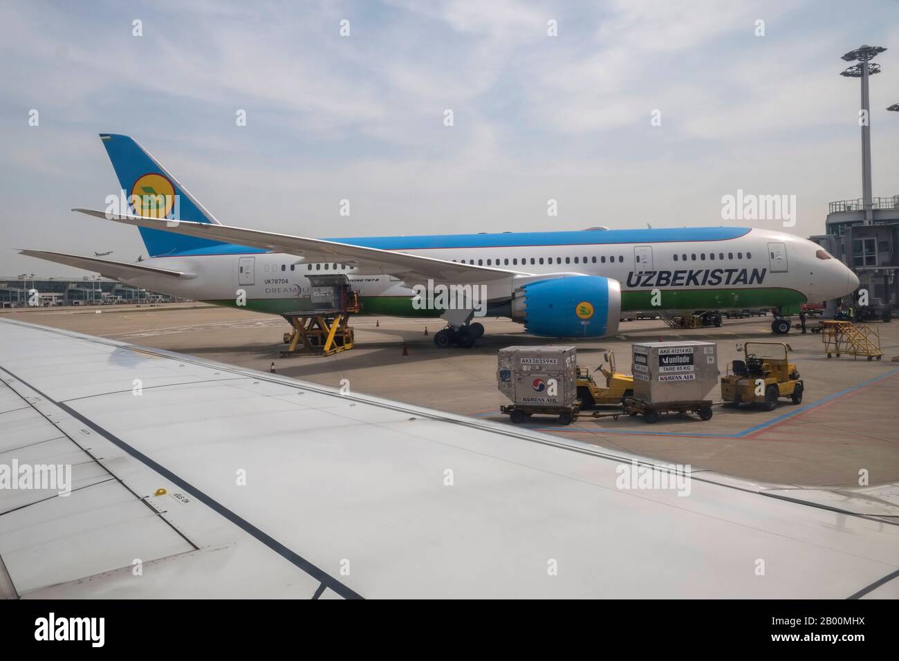 Corée du Sud : avion de la compagnie aérienne sud-coréenne Ouzbékistan Airways au-dessus de l'aéroport international d'Incheon de Séoul Banque D'Images