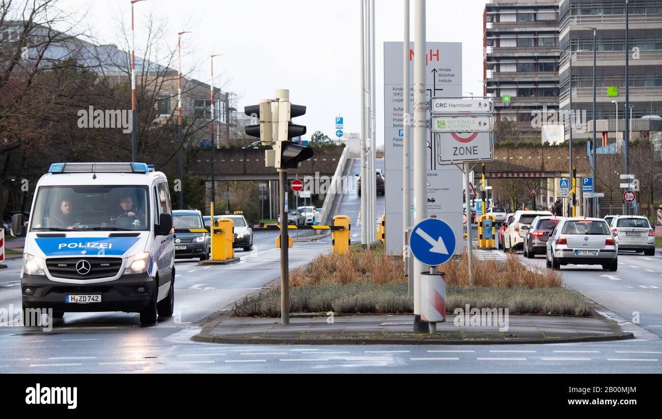 Hanovre, Allemagne. 18 février 2020. Une voiture de police se trouve devant la Hannover Medical School (MHH). Au MHH, un membre présumé du clan est traité pour des blessures par balle; le patient de l'étranger est surveillé par la police pour des raisons de sécurité. Crédit: Julian Stratenschulte/Dpa/Alay Live News Banque D'Images