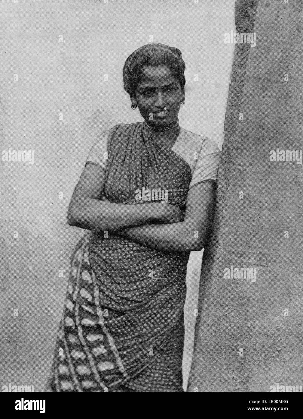 Sri Lanka : Portrait d'une fille tamoule, fin du XIXe siècle. Les Tamouls sri lankais ou Tamouls Ceylan sont une section de Tamouls originaires de l'État insulaire sud-asiatique du Sri Lanka. Selon des preuves anthropologiques, les Tamouls sri lankais ont vécu sur l'île autour du 2ème siècle avant notre ère. Les Tamouls sri-lankais les plus modernes revendiquent la descente des habitants du Royaume de Jaffna, un ancien royaume du nord de l'île et des chefferies de Vannimai de l'est. Ils constituent une majorité dans la province du Nord, vivent en nombre important dans la province de l'est et sont en minorité partout ailleurs. Banque D'Images