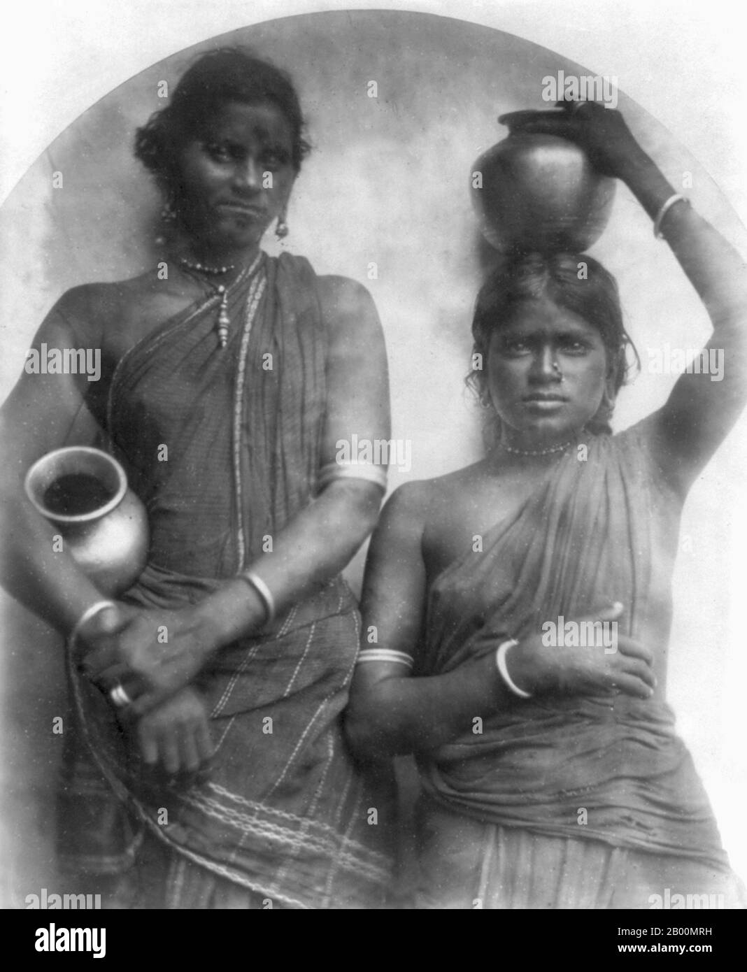 Sri Lanka: Deux femmes - apparemment tamoules - avec des bocaux d'eau c. 1900. Les Tamouls sri lankais ou Tamouls Ceylan sont une section de Tamouls originaires de l'État insulaire sud-asiatique du Sri Lanka. Selon des preuves anthropologiques, les Tamouls sri lankais vivent sur l'île depuis le 2ème siècle avant notre ère. Les Tamouls sri-lankais les plus modernes revendiquent la descente des habitants du Royaume de Jaffna, un ancien royaume du nord de l'île et des chefferies de Vannimai de l'est. Ils constituent une majorité dans la province du Nord, vivent en nombre important dans la province de l'est et sont en minorité ailleurs. Banque D'Images