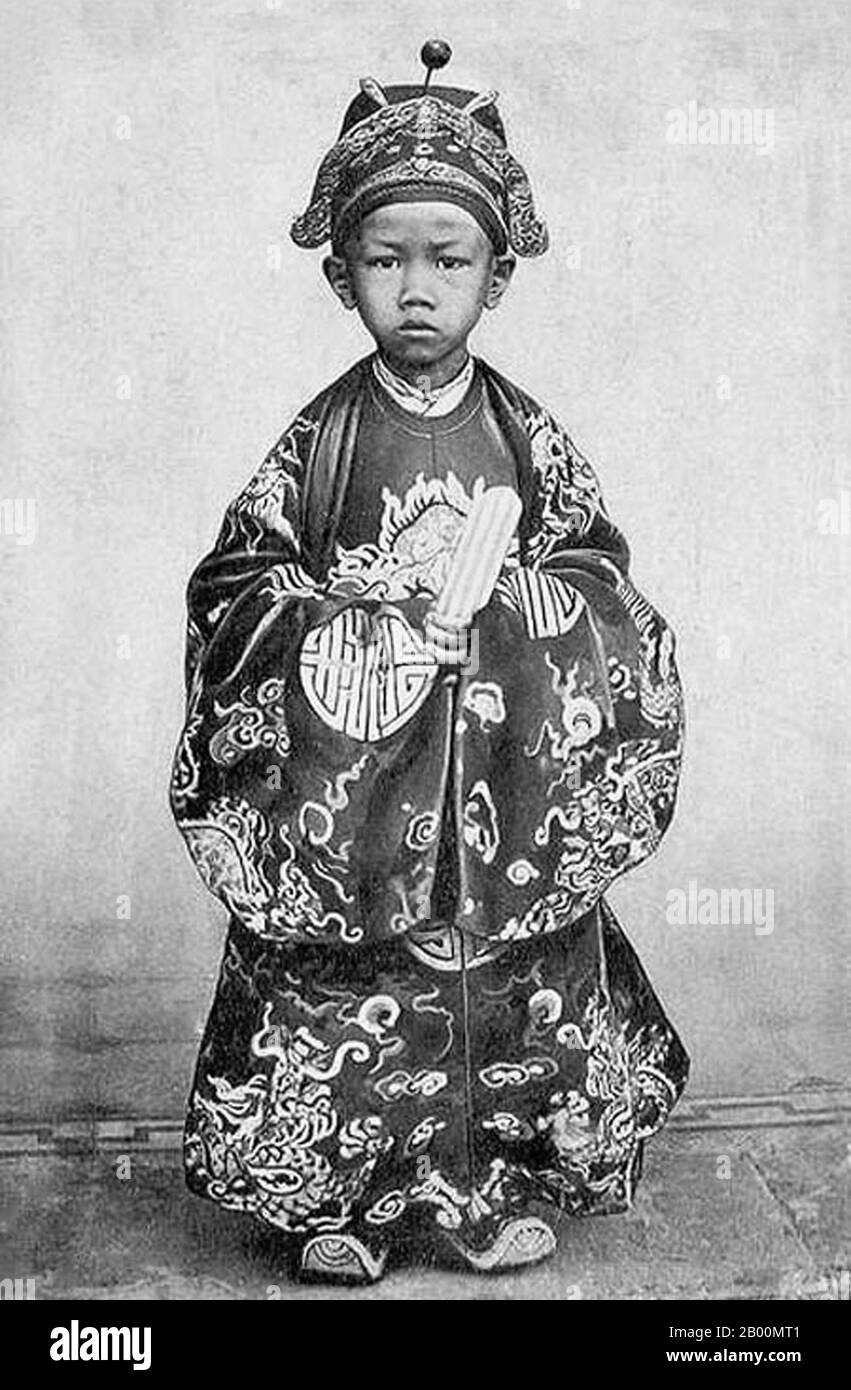 Vietnam: L'empereur d'enfant Duy than (régné 1907-1916) en robe de cour. L'empereur Duy Tân (Nguyễn Phúc Vĩnh San, 14 août 1899 – 25 décembre 1945), est un enfant empereur de la dynastie Nguyễn et a régné pendant neuf ans entre 1907 et 1916. Son nom était le prince Nguyễn Phúc Vĩnh San et était le fils de l'empereur Thành Thái. En raison de son opposition à la domination française et de ses actions irrégulières et dépravées (que certains spéculent ont feint de protéger son opposition des Français) Thành Thái a été déclaré aliéné et exilé à Vũng Tàu en 1907. Les Français ont passé le trône à son fils Nguyễn Phúc Vĩnh San à la place. Banque D'Images