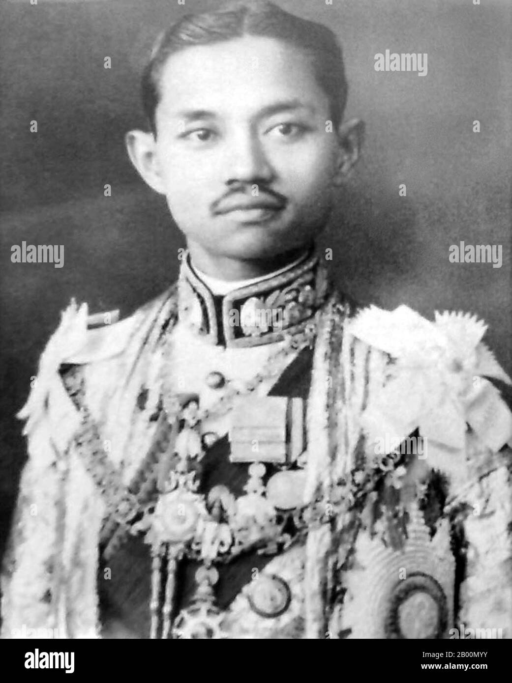 Thaïlande: Roi Prajadhipok ou Rama VII (1925-35). Phra Bat Somdet Phra Poramintharamaha Prajadhipok Phra Pok Klao Chao Yu Hua ou Rama VII (8 novembre 1893-30 mai 1941) était le septième monarque de Siam sous la Maison de Chakri. Il était le dernier monarque absolu et le premier monarque constitutionnel du pays. Son règne a été un temps turbulent pour Siam en raison d'énormes changements politiques et sociaux pendant la Révolution de 1932. Il était aussi le seul monarque siamois à abdiquer. Banque D'Images