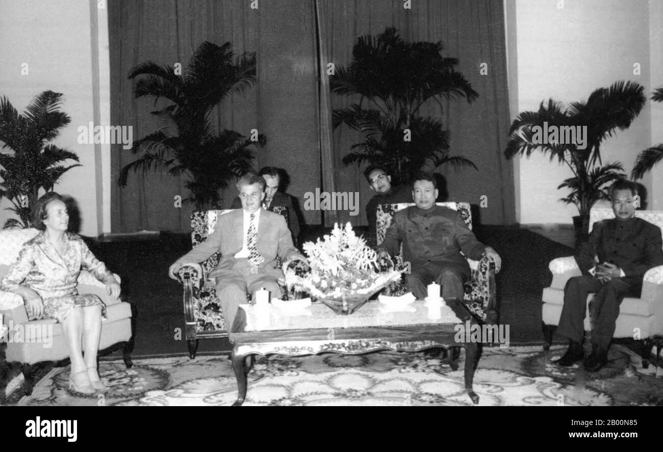 Cambodge: Rencontre de Pol Pot et de Khieu Samphan avec Nicolae Ceausescu et sa femme Elena, Bucarest, Roumanie, 28 et 30 mai 1978. Photo des archives du régime communiste roumain(http://fototeca.iiccr.ro/picdetails.php?picid=45014X1X4). Nicolae Ceaușescu (26 janvier 1918 – 25 décembre 1989) était un homme politique et un dictateur roumain qui a été secrétaire général du Parti communiste roumain de 1965 à 1989, président du Conseil d'État de 1967 et président de la Roumanie de 1974 à 1989. Banque D'Images