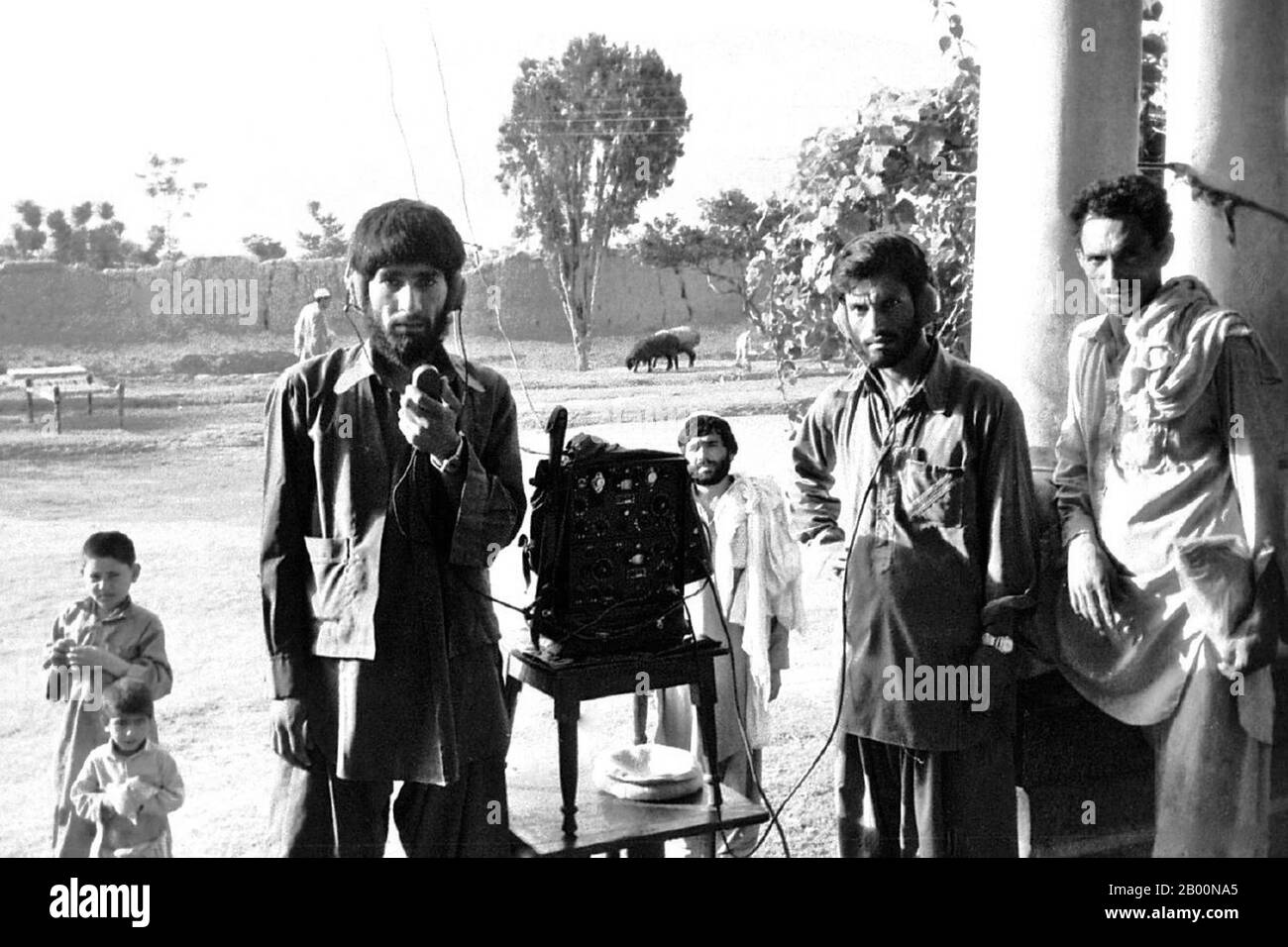Afghanistan : unité de communication de Mujahiddin, province de Kunar, 1985. Photo par Erwin Lux (Licence CC BY-sa 3.0). La guerre soviétique en Afghanistan a été un conflit de neuf ans impliquant l'Union soviétique, soutenant le gouvernement marxiste de la République démocratique d'Afghanistan contre les moudjahidines indigènes d'Afghanistan et les volontaires étrangers « arabo-afghans ». Les moudjahidines ont trouvé d'autres sources d'appui, notamment les États-Unis, l'Arabie saoudite, le Royaume-Uni, le Pakistan, l'Égypte, la Chine et d'autres nations. La guerre afghane est devenue une guerre par procuration dans le contexte plus large de la fin de la guerre froide. Banque D'Images