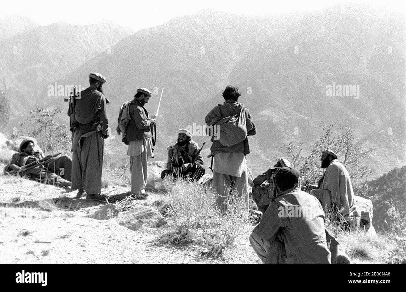 Afghanistan : position de mortier des moudjahidines dans la province de Kunar, 1987. Photo par Erwin Lux (Licence CC BY-sa 3.0). La guerre soviétique en Afghanistan a été un conflit de neuf ans impliquant l'Union soviétique, soutenant le gouvernement marxiste de la République démocratique d'Afghanistan contre les moudjahidines indigènes d'Afghanistan et les volontaires étrangers « arabo-afghans ». Les moudjahidines ont trouvé d'autres sources d'appui, notamment les États-Unis, l'Arabie saoudite, le Royaume-Uni, le Pakistan, l'Égypte, la Chine et d'autres nations. La guerre afghane est devenue une guerre par procuration dans le contexte plus large de la fin de la guerre froide. Banque D'Images