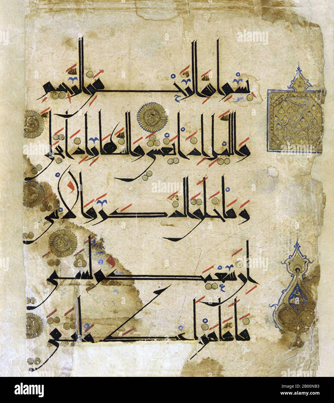 Moyen-Orient: Arabe . Folio Qur'anic, script Kufic, XIe siècle. Kufic est la forme calligraphique la plus ancienne des différents scripts arabes et consiste en une forme modifiée de l'ancien script nabatéen. Son nom est dérivé de la ville de Kufa, en Irak, bien qu'il ait été connu en Mésopotamie au moins 100 ans avant la fondation de Kufa. Au moment de l'émergence de l'Islam, ce type de script était déjà utilisé dans diverses parties de la péninsule arabe. C'est dans ce script que les premières copies du Coran ont été écrites. Kufic est une forme de script composée de lignes droites et d'angles. Banque D'Images