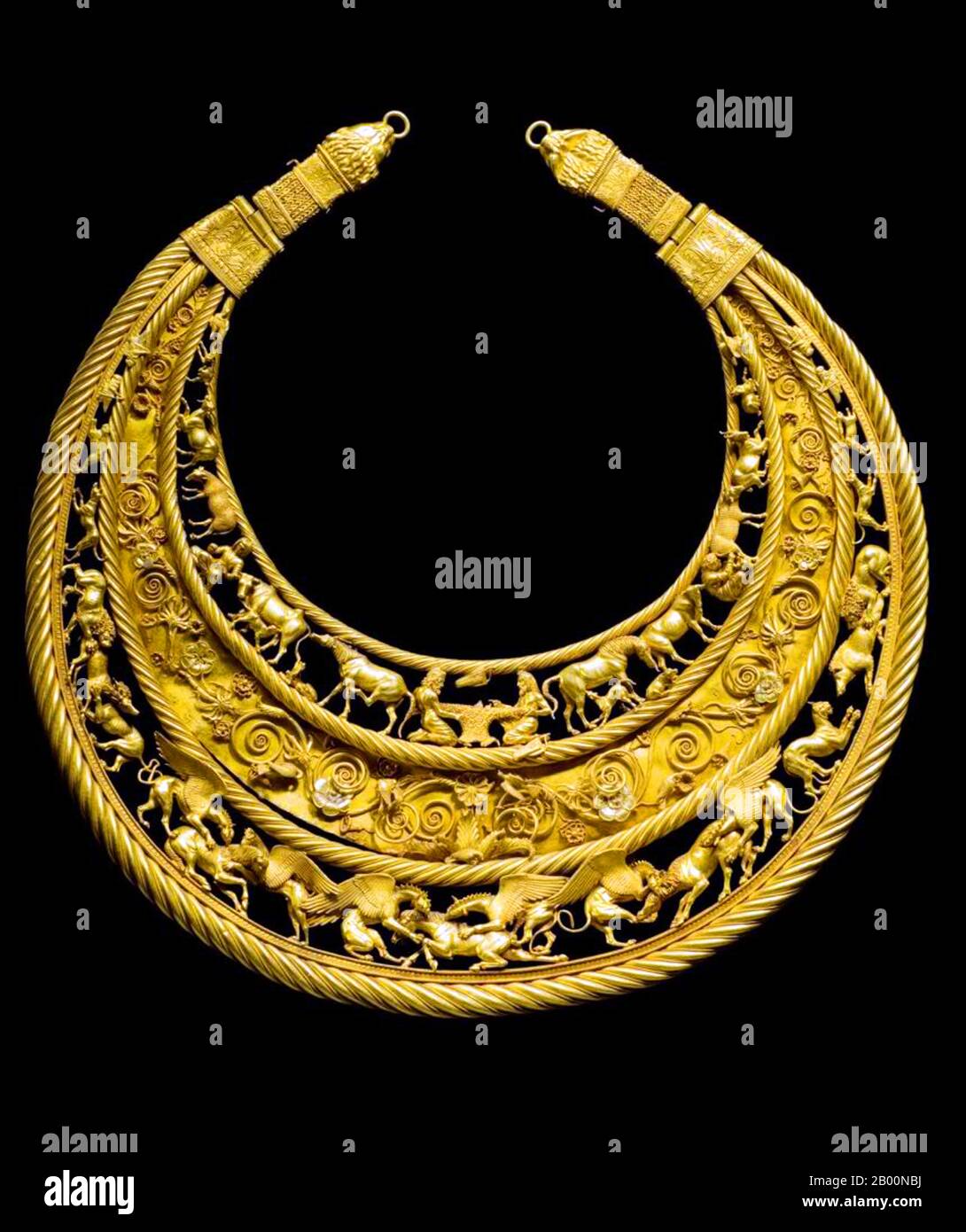 Ukraine : pectoral d'or scythien, 4e siècle BCE. Pectoral doré scythien de la tombe royale à Tovsta Mohyla kurgan, 4e siècle avant notre ère. Il montre les trois niveaux de la mythologie scythienne : la Terre intérieure, la sphère Astral-Cosmique et le monde habité le plus à l'intérieur. Musée des trésors historiques de l'Ukraine, Kiev. Image libérée dans la presse en 2009. Banque D'Images