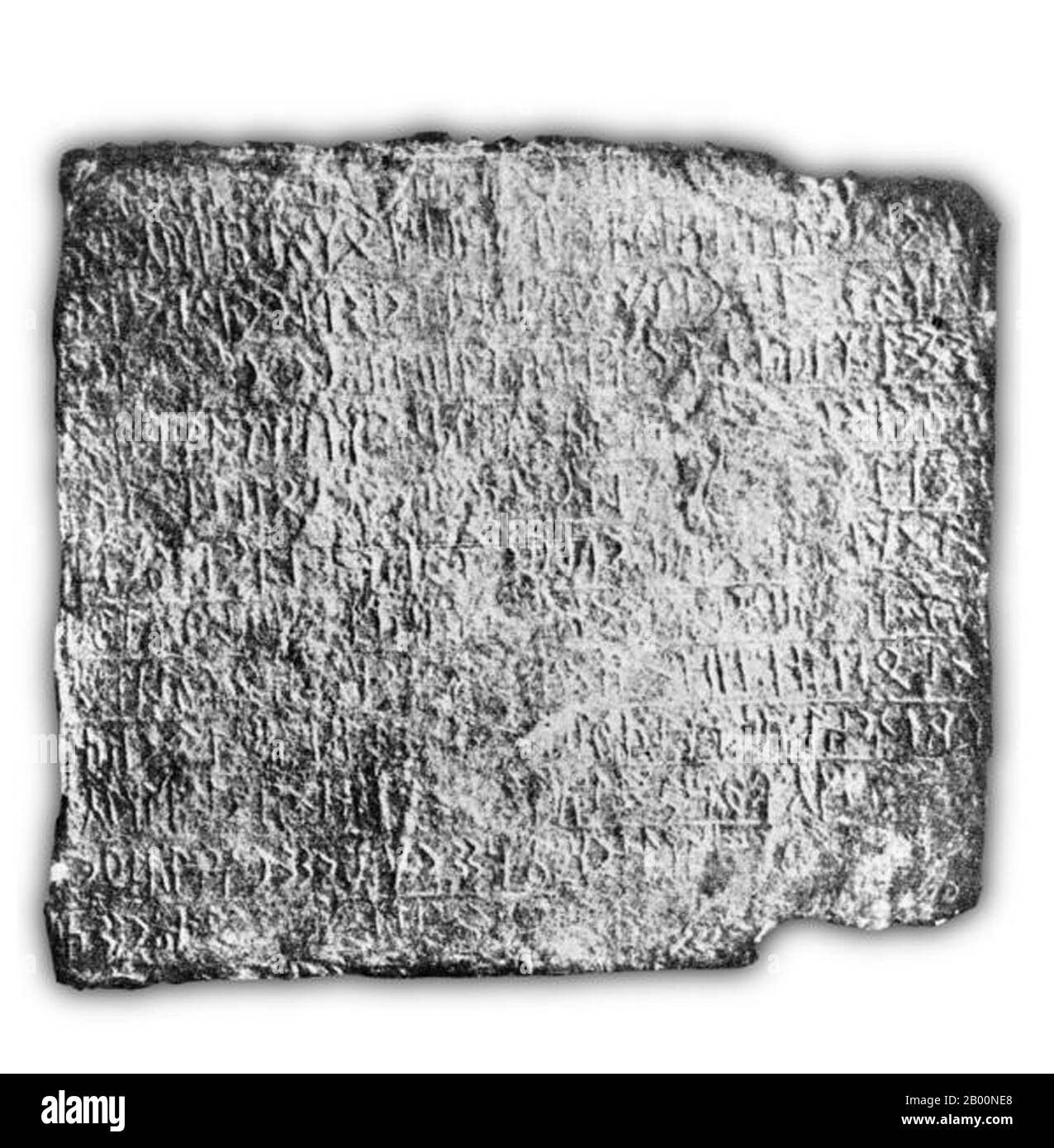 Mongolie: Orkhon Tablets du VIIIe siècle, trouvé dans la vallée d'Orkhon. La langue mongole est la langue officielle de la Mongolie et le membre le plus connu de la famille mongole. Le nombre d'orateurs dans tous ses dialectes pourrait être de 5.2 millions, y compris la grande majorité des résidents de Mongolie et de nombreux résidents mongoles de la région autonome de Mongolie intérieure de Chine. En Mongolie, le dialecte du Khalkha, écrit en cyrillique (et parfois en latin pour les réseaux sociaux), est prédominant, tandis qu'en Mongolie intérieure, la langue est écrite en écriture mongole traditionnelle. Banque D'Images