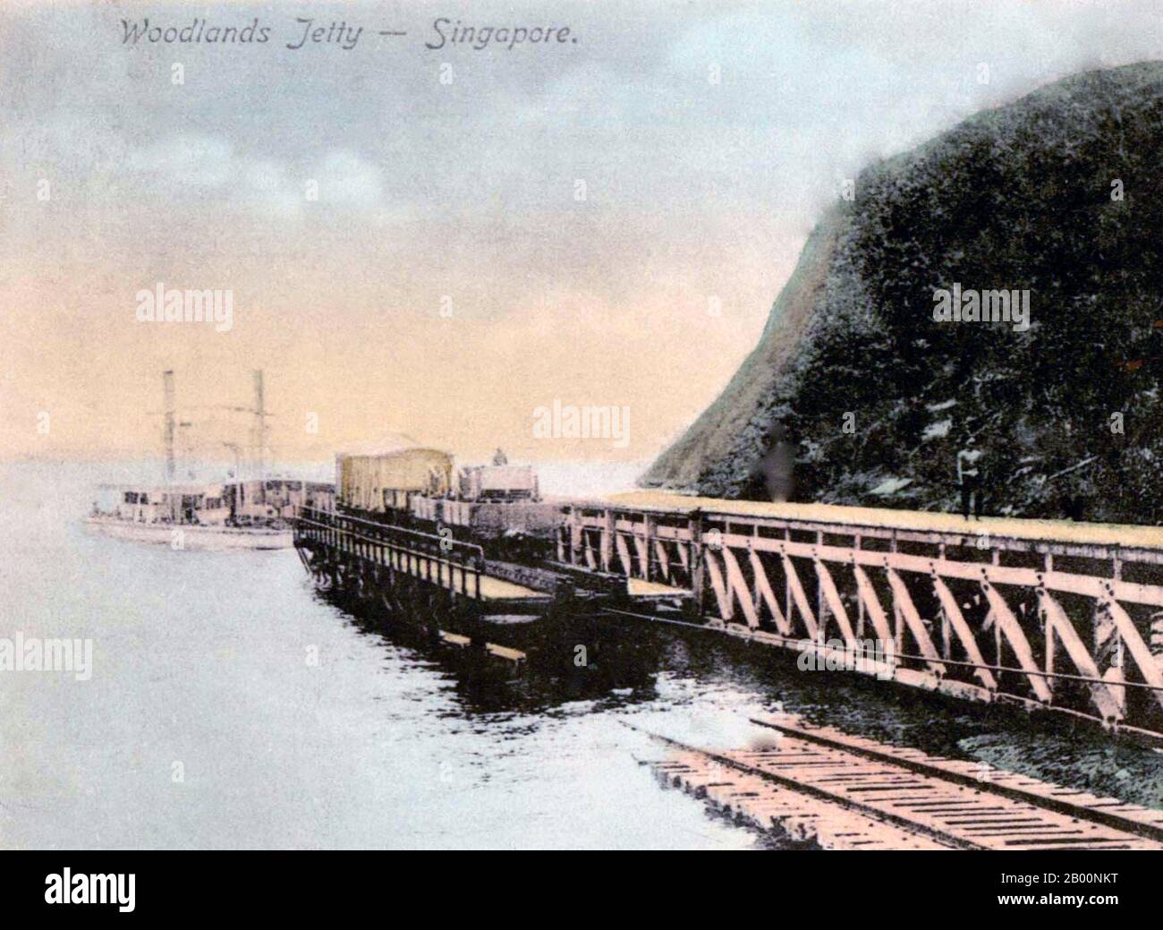 Singapour : jetée des bois, carte postale, fin du XIXe - début du XXe siècle. Singapour a accueilli un poste commercial de la East India Company en 1819 avec la permission du Sultanat de Johor. Les Britanniques ont obtenu la souveraineté sur l'île en 1824 et Singapour est devenu l'un des établissements britanniques du détroit en 1826. Occupée par les Japonais pendant la Seconde Guerre mondiale, Singapour a déclaré son indépendance, s'unissant avec d'autres anciens territoires britanniques pour former la Malaisie en 1963, bien qu'elle ait été séparée de la Malaisie deux ans plus tard. Depuis, elle a connu une augmentation massive de sa richesse et est l'un des quatre Tigres asiatiques Banque D'Images