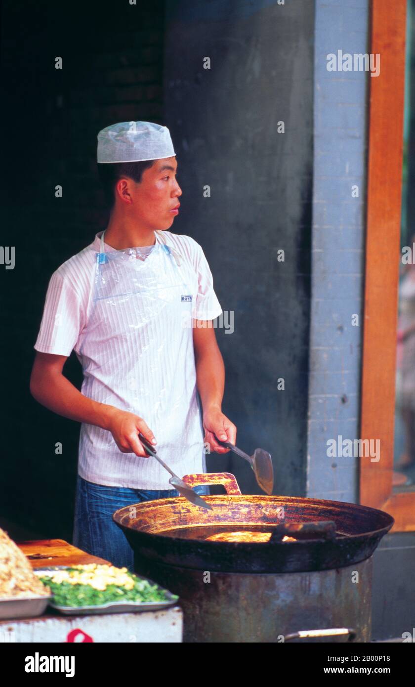Chine : un musulman hui cuisine la rue dans le quartier musulman de Xi'an, province de Shaanxi. Xi'an est la capitale de la province de Shaanxi et une ville sous-provinciale de la République populaire de Chine. Une des plus anciennes villes de Chine, avec plus de 3,100 ans d'histoire, la ville était connue sous le nom de Chang'an avant la dynastie Ming. Xi'an est l'un des quatre grands capitales antiques de Chine, ayant occupé cette position sous plusieurs des dynasties les plus importantes de l'histoire chinoise, y compris les Zhou, Qin, Han, sui, et Tang. Xi'an est le terminus est de la route de la soie et abrite l'armée de terre cuite. Banque D'Images