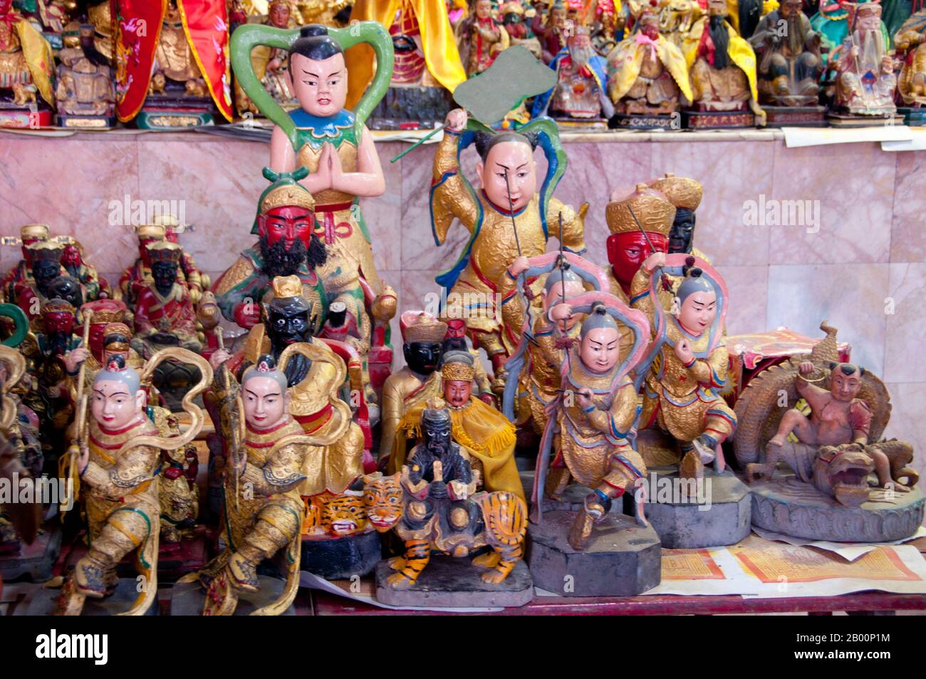 Thaïlande: Dieux chinois et autres statues à San Chao Bang Niew (temple taoïste chinois), Festival végétarien de Phuket. Le Festival végétarien est un festival religieux qui se tient chaque année sur l'île de Phuket dans le sud de la Thaïlande. Il attire des foules de spectateurs en raison de nombreux rituels religieux inhabituels qui sont exécutés. Beaucoup de dévotés religieux se slaleront avec des épées, perce leurs joues avec des objets pointus et commettent d'autres actes douloureux. Banque D'Images