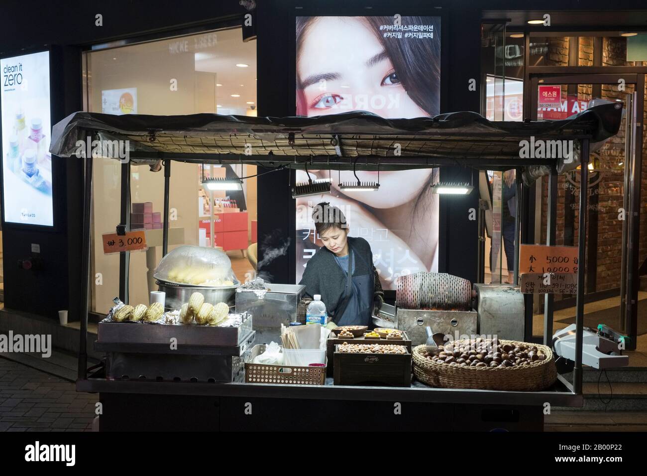 Corée du Sud, Séoul : cuisine de rue (châtaignes et maïs) dans le quartier commerçant de Myeong Dong Banque D'Images