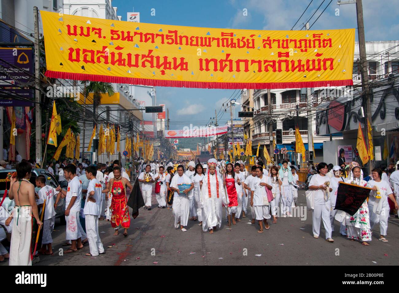 Thaïlande : porter les dieux dans les rues, procession de rue, Festival végétarien de Phuket. Le Festival végétarien est un festival religieux qui se tient chaque année sur l'île de Phuket dans le sud de la Thaïlande. Il attire des foules de spectateurs en raison de nombreux rituels religieux inhabituels qui sont exécutés. Beaucoup de dévotés religieux se slaleront avec des épées, perce leurs joues avec des objets pointus et commettent d'autres actes douloureux. Banque D'Images