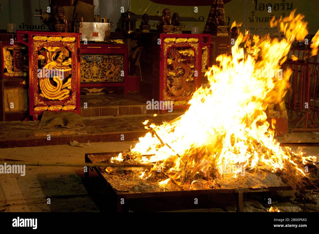 Thaïlande : un pyre funéraire pour les drapeaux en papier chanceux à San Chao Bang Niew (temple taoïste chinois), Festival végétarien de Phuket. Le Festival végétarien est un festival religieux qui se tient chaque année sur l'île de Phuket dans le sud de la Thaïlande. Il attire des foules de spectateurs en raison de nombreux rituels religieux inhabituels qui sont exécutés. Beaucoup de dévotés religieux se slaleront avec des épées, perce leurs joues avec des objets pointus et commettent d'autres actes douloureux. Banque D'Images