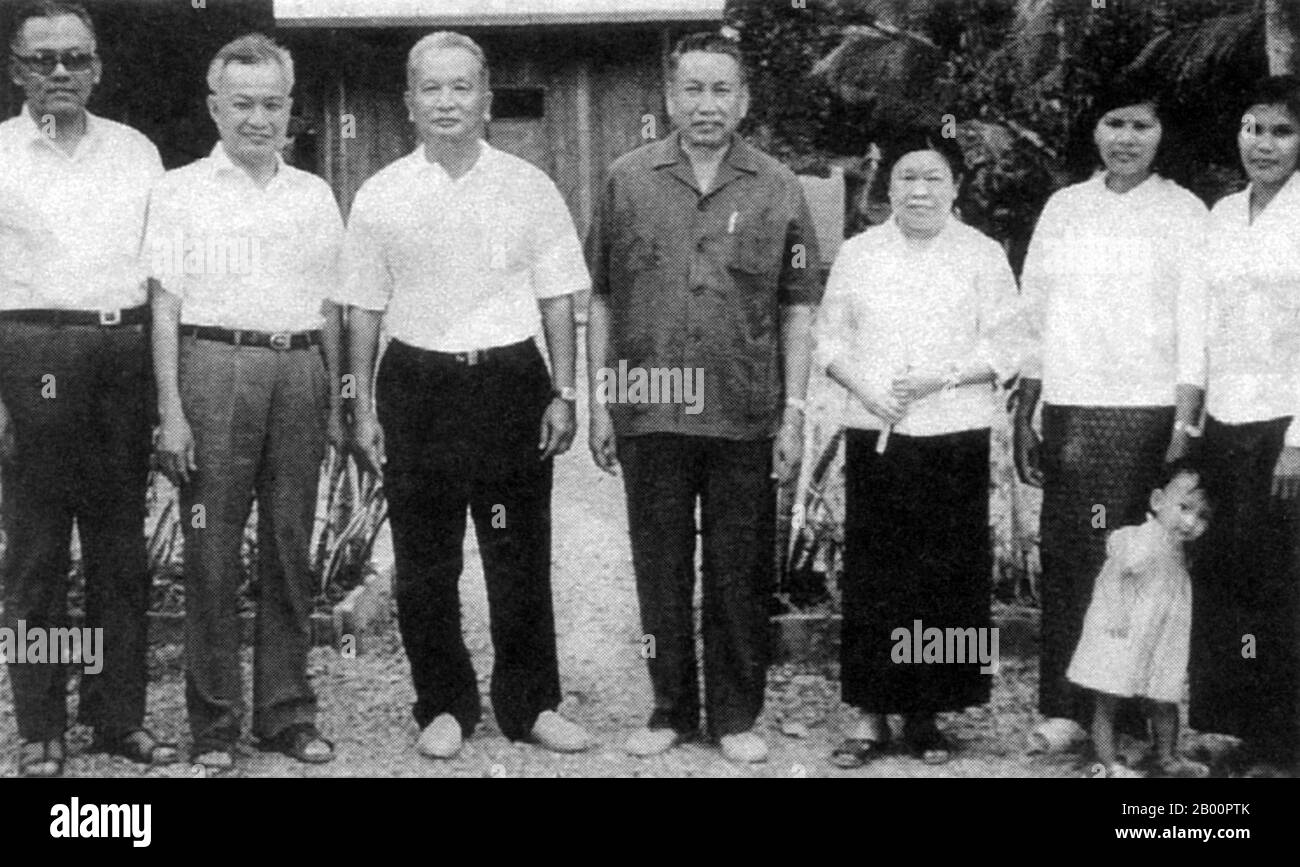 Cambodge: Direction des Khmers rouges à Anlong Veng c. 1996 (en opposition). De gauche à droite : son Sen, Khieu Samphan, Nuon Chea, Pol Pot, Yun Yat (épouse de son Sen). Photographie khmer rouge. Banque D'Images