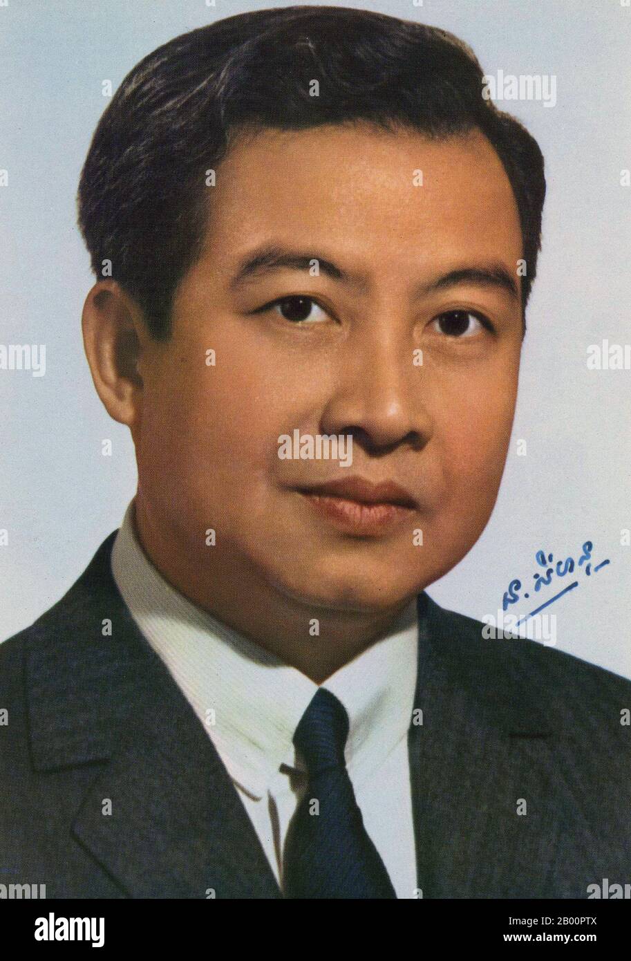 Cambodge : photo signée de Norodom Sihanouk, roi du Cambodge, c. Norodom Sihanouk (né le 31 octobre 1922) fut le roi du Cambodge de 1941 à 1955 et de nouveau de 1993 jusqu'à sa semi-retraite et son abdication volontaire le 7 octobre 2004 en faveur de son fils, l'actuel roi Norodom Sihamoni. 1952 Depuis son abdication, il est connu comme le Roi-Père du Cambodge, une position dans laquelle il conserve beaucoup de ses anciennes responsabilités de monarque constitutionnel. Banque D'Images