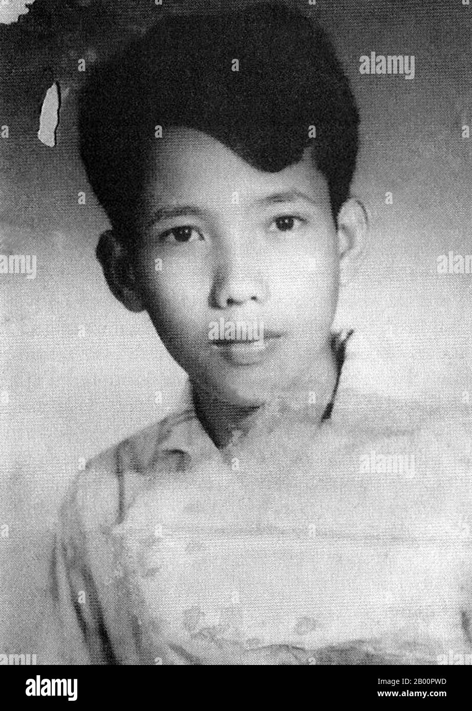 Cambodge: Kang Kek iew (camarade Duch), à l'âge de 17 ans. Kang Kek iew ou Kaing Kek Iev, Kaing Guek Eav (camarade Duch ou Deuch), un sino-khmer du nom chinois Hang PIN, est né le 17 novembre 1942 dans le village de Choyaot, sous-district de Kampong Chen, province de Kampong Thom. Il est surtout connu pour avoir dirigé la branche spéciale des Khmers rouges (Santebal) et dirigé le tristement célèbre camp de la prison de Tuol Sleng (S-21) à Phnom Penh. Premier dirigeant khmer rouge jugé par les chambres extraordinaires des tribunaux cambodgiens pour les crimes du régime, il a été reconnu coupable de crimes contre l'humanité, de meurtres et de torture Banque D'Images