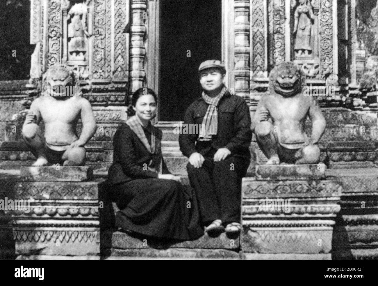 Cambodge: Le Prince Norodom Sihanouk et la princesse Monique posent dans des vêtements Khmers rouges à Banteay Srei, Angkor, 1973. Entre 1970 et 1975, Norodom Sihanouk a été nominalement à la tête du gouvernement royal de l'Union nationale du Kampuchea dominé par les Khmers rouges (acronyme du GRUNK français), l'opposition à la République khmère pro-américaine de Lon Nol. En 1973, il s'est rendu de Pékin à la « zone libérée » des Khmers rouges du Cambodge à des fins de propagande. Banque D'Images