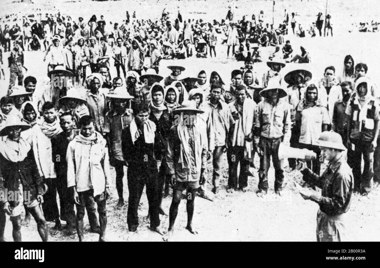 Vietnam: Les réfugiés cambodgiens du régime Khmer rouge sont recrutés par les autorités vietnamiennes pour former une force anti-Khmer rouge, vers 1978. Les Khmers rouges, ou Parti communiste du Kampuchea, ont gouverné le Cambodge de 1975 à 1979, dirigé par Pol Pot, Nuon Chea, Ieng Sary, son Sen et Khieu Samphan. On se souvient de lui principalement pour sa brutalité et sa politique de génie social qui ont causé des millions de morts. Ses tentatives de réforme agricole ont conduit à une famine généralisée, tandis que son insistance sur l'autosuffisance absolue, même dans la fourniture de médicaments, a causé la mort de milliers de personnes. Banque D'Images
