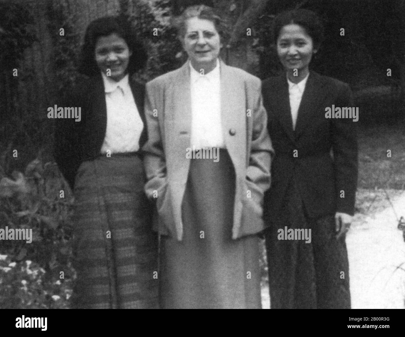 Cambodge: Sœurs Khieu Thirith, la future épouse d'Ieng Sary (à gauche) et Khieu Ponnary, la future épouse de Pol Pot (à droite), comme étudiants à Paris vers 1950. Ieng Thirith est un ancien membre du Comité central des Khmers rouges. Son nom original est Khieu Thirith. Thirith était ministre de l'action sociale sous le régime des Khmers rouges. Khieu Ponnary (1920 - 1er juillet 2003) est la première femme de Pol Pot, sœur de Khieu Thirith et belle-sœur d'Ieng Sary. Elle est décédée à Pailin le 1er juillet 2003. Banque D'Images
