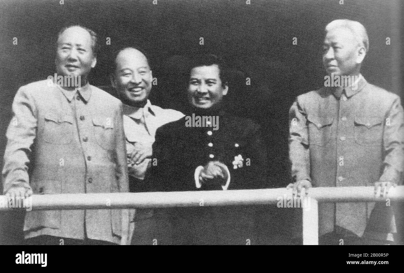 Cambodge: Un jeune roi Sihanouk avec Mao Zedong, Peng Zhen et Liu Shaoqi, Beijing, 1965. De gauche à droite : Mao Tsé-toung ; Peng Zhen (12 octobre 1902 – 26 avril 1997, membre de premier plan du Parti communiste chinois) ; Norodom Sihanouk ; Liu Shaoqi. Banque D'Images