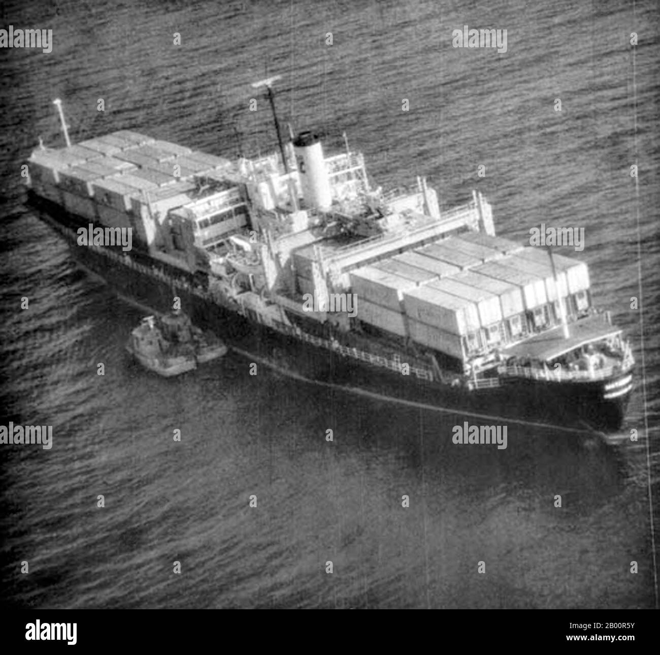 Cambodge: L'incident de Mayaguez, du 12 au 15 mai 1975. Photo de surveillance aérienne montrant deux canots Khmers rouges lors de la saisie initiale du SS Mayaguez. Le 12 mai 1975, les Khmers rouges ont saisi l'USS Mayaguez et son équipage dans les eaux territoriales cambodgiennes alors qu'ils étaient en route vers la Thaïlande. Les États-Unis ont lancé pour la première fois une mission de sauvetage qui s'est terminée par un désastre après l'accident d'un hélicoptère. Un assaut massif a été lancé le 14-15 mai et la majorité de l'équipage a été sauvée de l'île de Koh Tang, mais pas avant que les deux parties aient perdu plus d'une douzaine de victimes. Banque D'Images