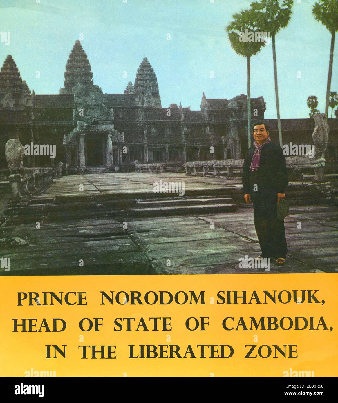 Cambodge: Sihanouk pose en pyjama noir khmer rouge et kramar à damier devant Angkor Wat. Brochure de propagande des Khmers rouges (1973). Entre 1970 et 1975, Norodom Sihanouk a été nominalement à la tête du gouvernement royal de l'Union nationale du Kampuchea dominé par les Khmers rouges (acronyme du GRUNK français), l'opposition à la République khmère pro-américaine de Lon Nol. En 1973, il s'est rendu de Pékin à la « zone libérée » des Khmers rouges du Cambodge à des fins de propagande. Banque D'Images
