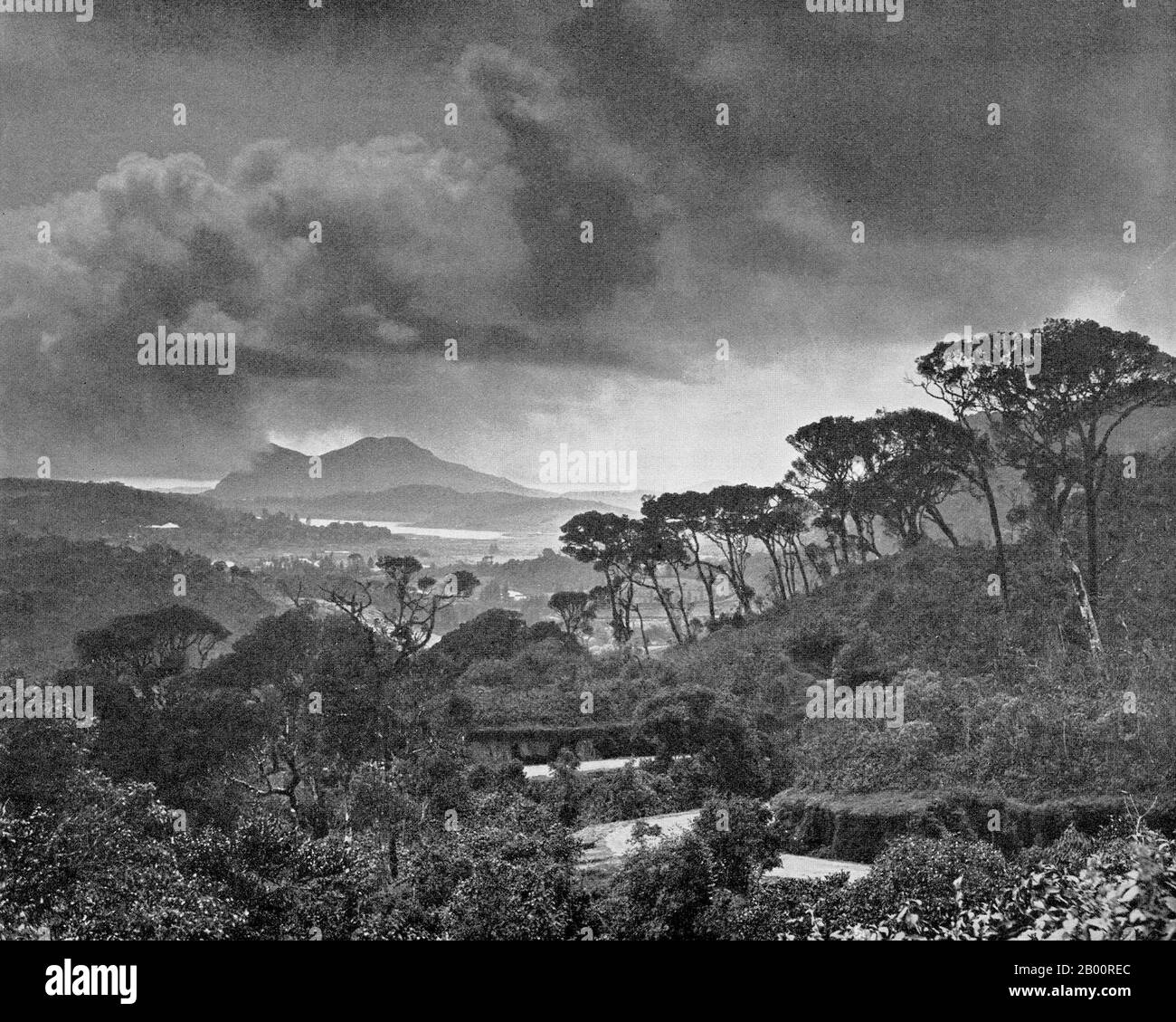 Sri Lanka : tempête au-dessus du lac Nuwara Eliya. Photographie d'Ernst Haeckel, début du XXe siècle. Ernst Heinrich Philipp August Haeckel (16 février 1834 – 9 août 1919), également écrit par von Haeckel, était un éminent biologiste, naturaliste, philosophe, médecin, professeur et artiste allemand qui a découvert, décrit et nommé des milliers de nouvelles espèces, cartographié un arbre généalogique relatif à toutes les formes de vie, Et a inventé de nombreux termes en biologie, y compris l'anthropogénie, l'écologie, le phylum, la phylogénie et le royaume Protista. Haeckel a promu et popularisé le travail de Charles Darwin en Allemagne. Banque D'Images Sri Lanka : tempête au-dessus du lac Nuwara Eliya. Photographie d'Ernst Haeckel, début du XXe siècle. Ernst Heinrich Philipp August Haeckel (16 février 1834 – 9 août 1919), également écrit par von Haeckel, était un éminent biologiste, naturaliste, philosophe, médecin, professeur et artiste allemand qui a découvert, décrit et nommé des milliers de nouvelles espèces, cartographié un arbre généalogique relatif à toutes les formes de vie, Et a inventé de nombreux termes en biologie, y compris l'anthropogénie, l'écologie, le phylum, la phylogénie et le royaume Protista. Haeckel a promu et popularisé le travail de Charles Darwin en Allemagne. Banque D'Images
