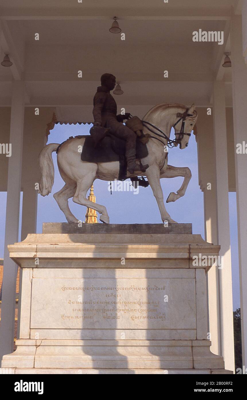 Cambodge: Statue équestre du roi Norodom, Palais Royal et Pagode d'argent, Phnom Penh. Le Palais Royal (Preah Barum Reacha Veang Nei Preah Reacheanachak Kampuchea) et la Pagode d'argent, à Phnom Penh, est un complexe de bâtiments qui sert de résidence royale du roi du Cambodge. Son nom complet en langue khmère est Preah Barom Reachea Veang Chaktomuk. Les rois du Cambodge l'ont occupé depuis qu'il a été construit dans les années 1860, avec une période d'absence quand le pays est entré dans la tourmente pendant et après le règne des Khmers rouges. Banque D'Images