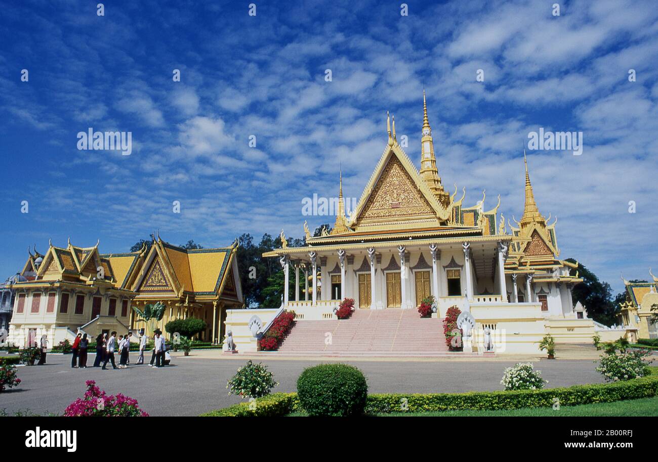 Cambodge: Preah Thineang Dheva Vinnichay (salle du Trône), Palais Royal et Pagode d'argent, Phnom Penh. Le Palais Royal (Preah Barum Reacha Veang Nei Preah Reacheanachak Kampuchea) et la Pagode d'argent, à Phnom Penh, est un complexe de bâtiments qui sert de résidence royale du roi du Cambodge. Son nom complet en langue khmère est Preah Barom Reachea Veang Chaktomuk. Les rois du Cambodge l'ont occupé depuis qu'il a été construit dans les années 1860, avec une période d'absence quand le pays est entré dans la tourmente pendant et après le règne des Khmers rouges. Banque D'Images