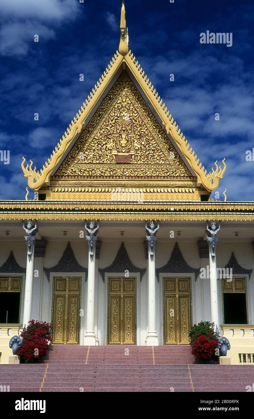 Cambodge: Preah Thineang Dheva Vinnichay (salle du Trône), Palais Royal et Pagode d'argent, Phnom Penh. Le Palais Royal (Preah Barum Reacha Veang Nei Preah Reacheanachak Kampuchea) et la Pagode d'argent, à Phnom Penh, est un complexe de bâtiments qui sert de résidence royale du roi du Cambodge. Son nom complet en langue khmère est Preah Barom Reachea Veang Chaktomuk. Les rois du Cambodge l'ont occupé depuis qu'il a été construit dans les années 1860, avec une période d'absence quand le pays est entré dans la tourmente pendant et après le règne des Khmers rouges. Banque D'Images