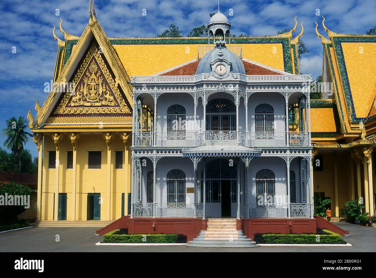 Cambodge: Pavillon de Napoléon III, Palais Royal et Pagode d'argent, Phnom Penh. Le Palais Royal (Preah Barum Reacha Veang Nei Preah Reacheanachak Kampuchea) et la Pagode d'argent, à Phnom Penh, est un complexe de bâtiments qui sert de résidence royale du roi du Cambodge. Son nom complet en langue khmère est Preah Barom Reachea Veang Chaktomuk. Les rois du Cambodge l'ont occupé depuis qu'il a été construit dans les années 1860, avec une période d'absence quand le pays est entré dans la tourmente pendant et après le règne des Khmers rouges. Banque D'Images