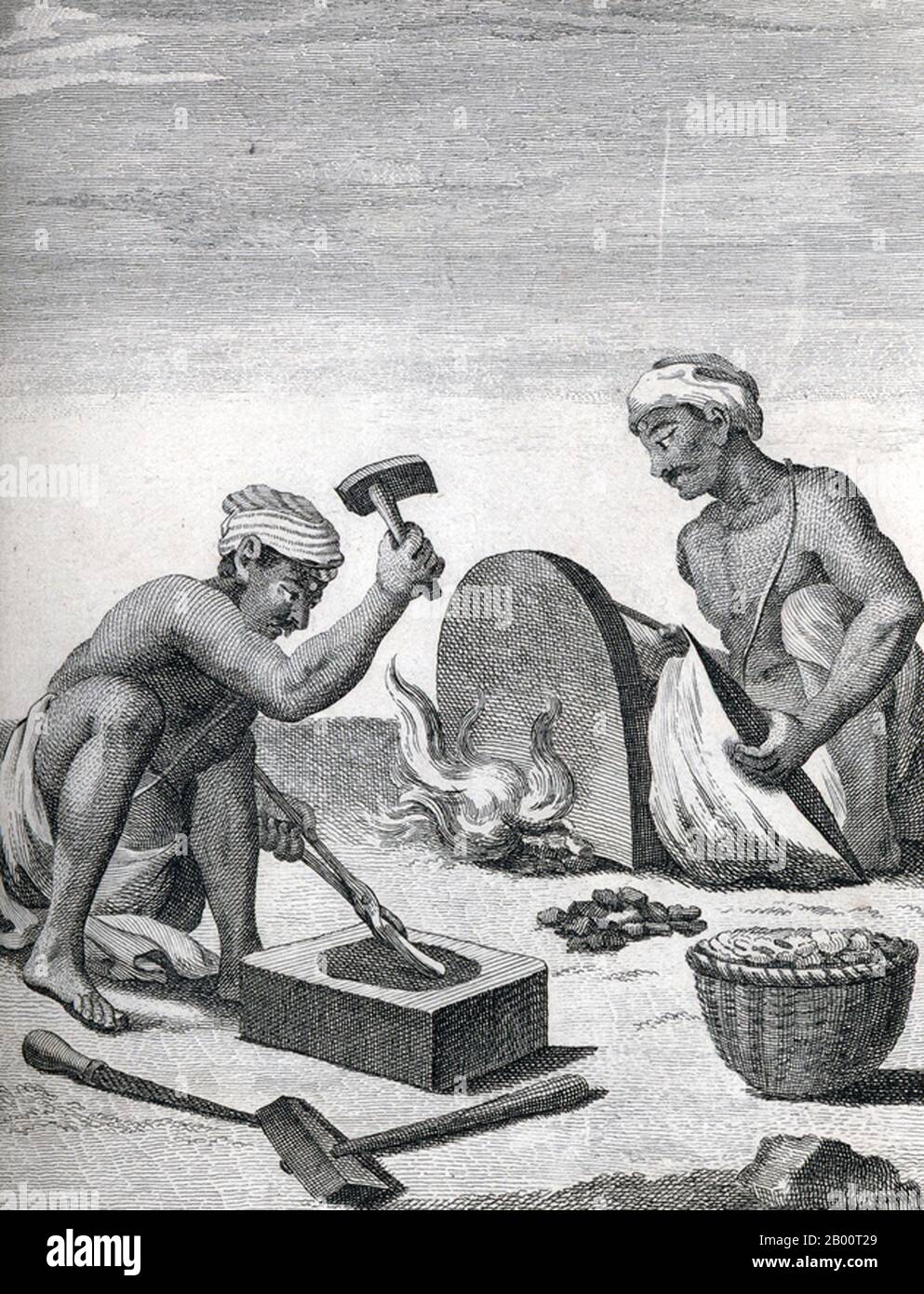 Inde/France: 'Metal Forgers'. Gravure de Pierre Sonnerat (1748-1814), 1782. Pierre Sonnerat (1748-1814) est un naturaliste et explorateur français qui a fait plusieurs voyages en Asie du Sud-est entre 1769 et 1781. Il a publié ce compte-rendu en deux volumes de son voyage en 1782. Le volume 1 traite exclusivement de l'Inde, dont la culture Sonnerat admirait beaucoup, et est particulièrement remarquable pour sa discussion élargie de la religion en Inde, l'hindouisme en particulier. Le volume 2 couvre les voyages de Sonnerat en Chine, en Birmanie, à Madagascar, aux Maldives, à Maurice, à Ceylan, en Indonésie et aux Philippines. Banque D'Images