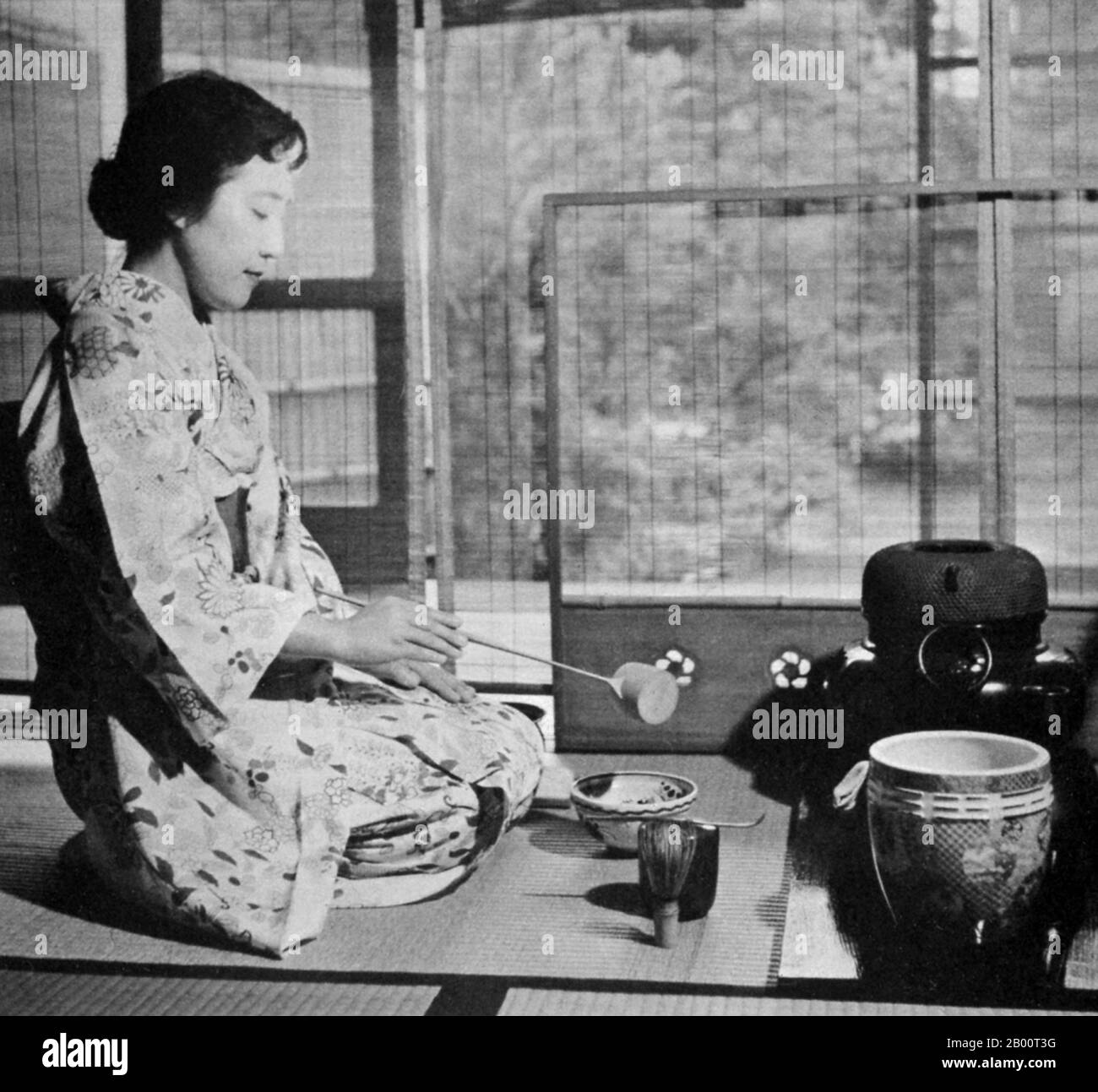 Japon: Après la Seconde Guerre mondiale, une geisha vêtue de kimono exécutant le chanoyu (cérémonie du thé), années 1950. Le 6 août et le 9 août 1945, les États-Unis ont largué deux bombes atomiques sur Hiroshima et sur Nagasaki respectivement. Plus de 200,000 personnes ont perdu la vie suite à ces deux attentats. Le Japon s'est rendu le 15 août 1945 et un instrument officiel de capitulation a été signé le 2 septembre 1945 sur le cuirassé USS Missouri dans la baie de Tokyo. La reddition a été acceptée par le Gén Douglas MacArthur en tant que Commandant suprême des forces alliées. Après une période d'occupation américaine (1945-1952), le Japon a retrouvé son indépendance. Banque D'Images