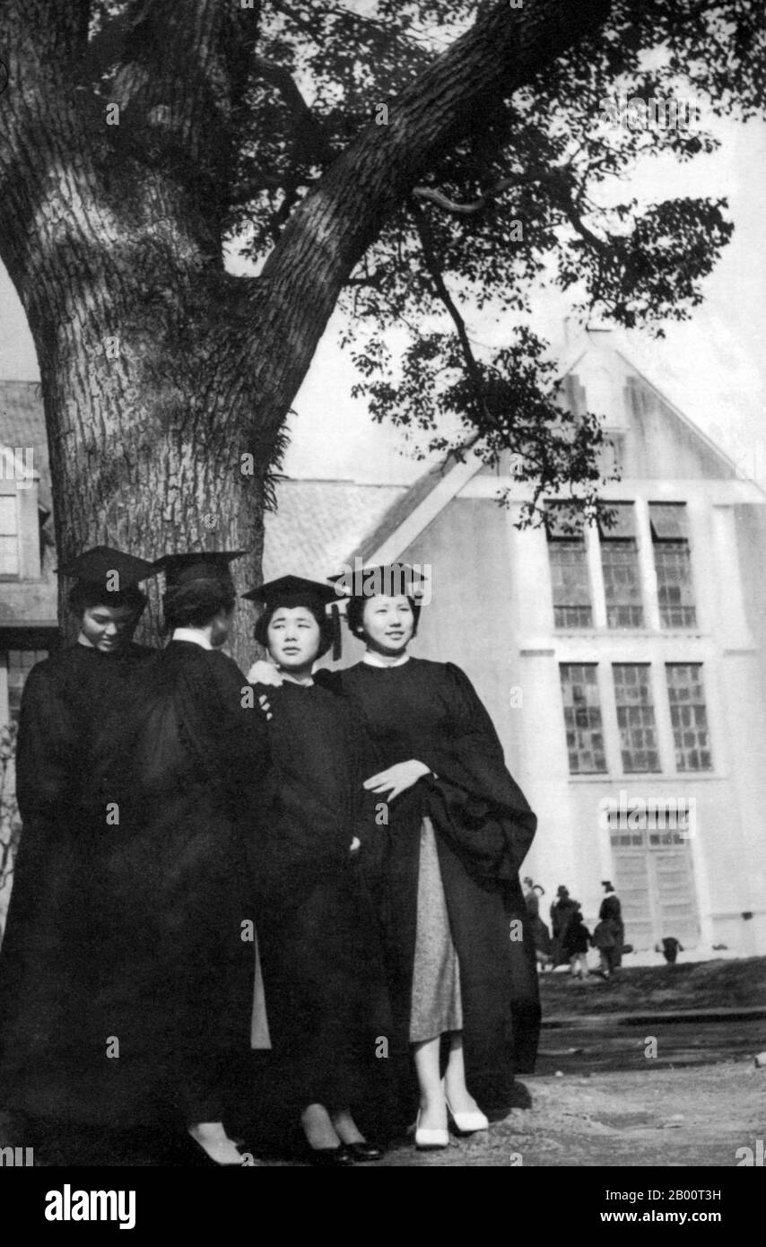 Japon : jeunes femmes diplômées, années 1950. Le 6 août et le 9 août 1945, les États-Unis ont largué deux bombes atomiques sur Hiroshima et sur Nagasaki respectivement. Plus de 200,000 personnes ont perdu la vie suite à ces deux attentats. Le Japon s'est rendu le 15 août 1945 et un instrument officiel de capitulation a été signé le 2 septembre 1945 sur le cuirassé USS Missouri dans la baie de Tokyo. La reddition a été acceptée par le Gén Douglas MacArthur en tant que Commandant suprême des forces alliées. Après une période d'occupation américaine (1945-1952), le Japon a retrouvé son indépendance. Banque D'Images