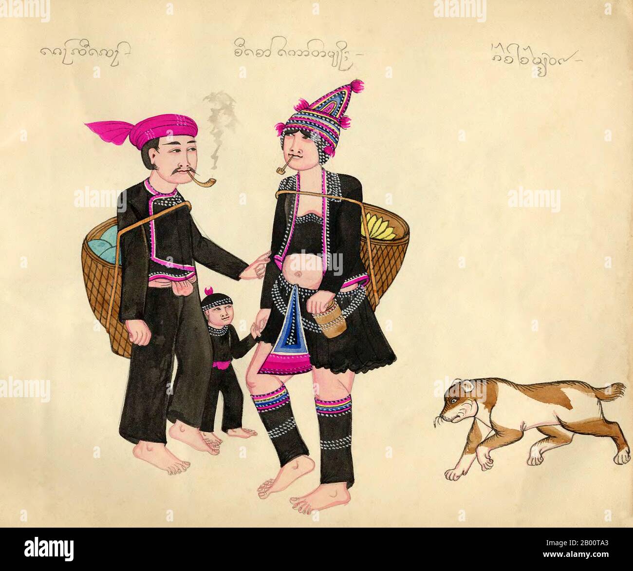 Birmanie/Myanmar: Une famille Akha - homme, femme et enfant - en costume traditionnel, les adultes fument des pipes, avec leur chien. Aquarelle de la fin du XIXe siècle dessinée à la main par un artiste birman inconnu. Le nom du groupe ethnique en vedette apparaît en haut de l'image dans les textes Shan (à gauche), birman (au centre) et Khun (à droite). Le script Khun était autrefois utilisé à Kengtung/Kyaingtong dans l'est de l'État de Shan et dans LAN Na ou Lanna, dans le nord de la Thaïlande. Banque D'Images